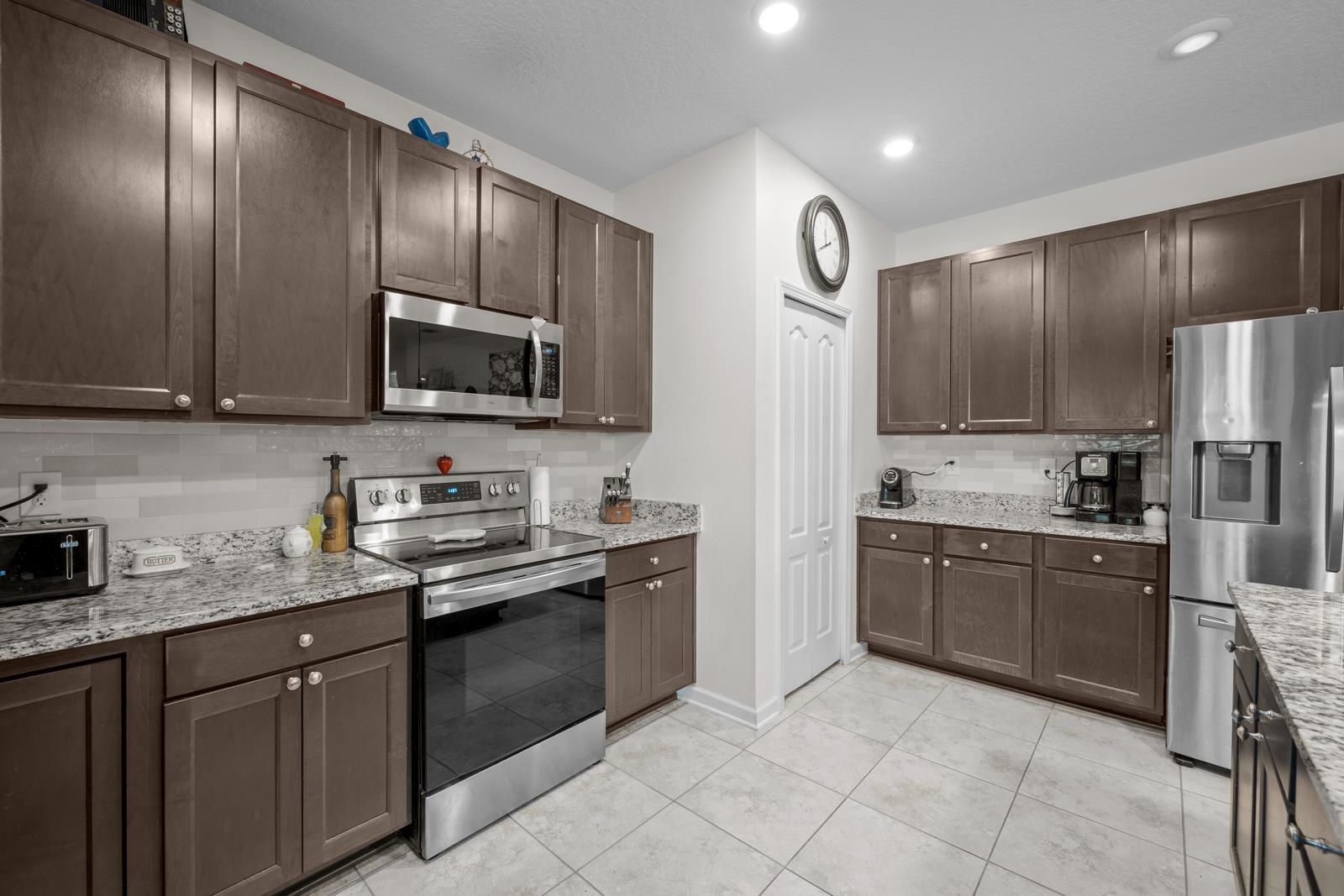 Image 4 of 51 For 811 Sandstone Dr
