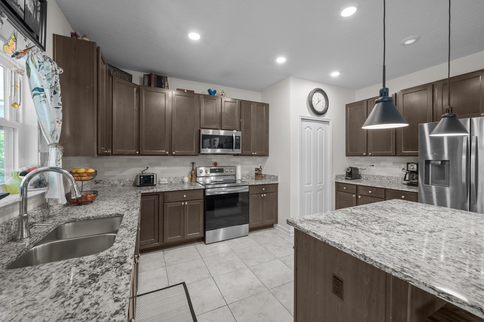 Image 5 of 51 For 811 Sandstone Dr