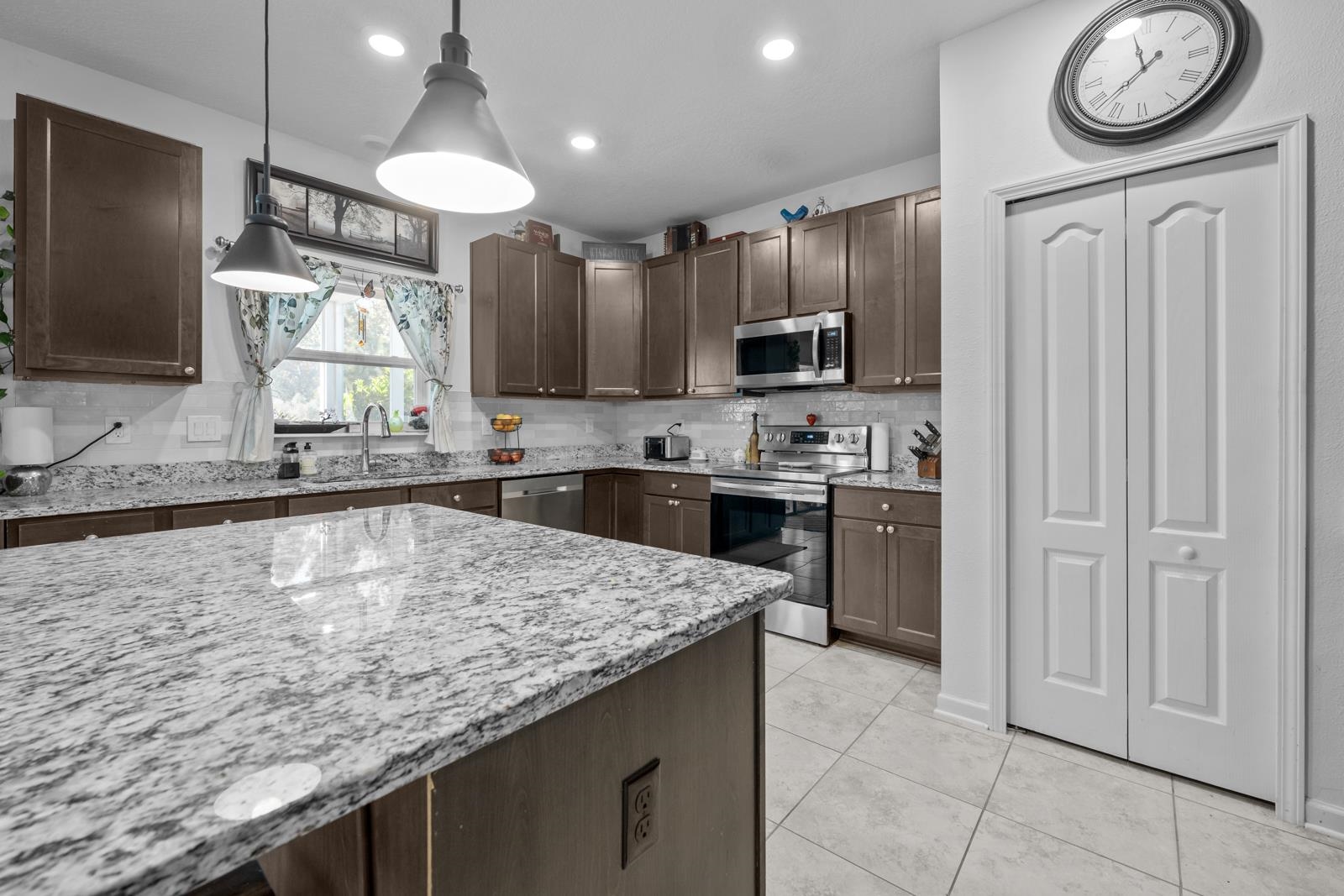 Image 6 of 51 For 811 Sandstone Dr