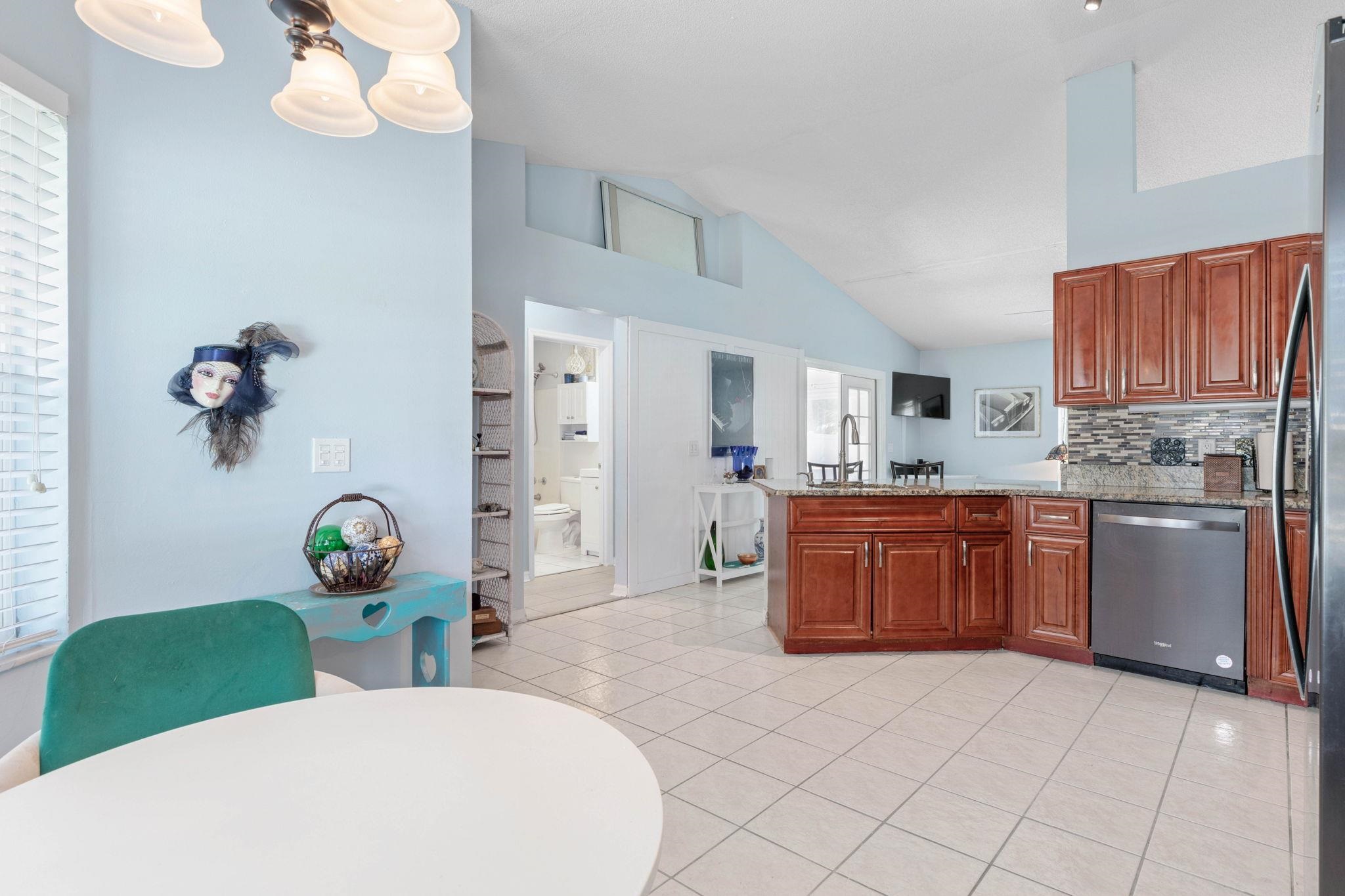 Image 18 of 52 For 20 Ryberry Dr