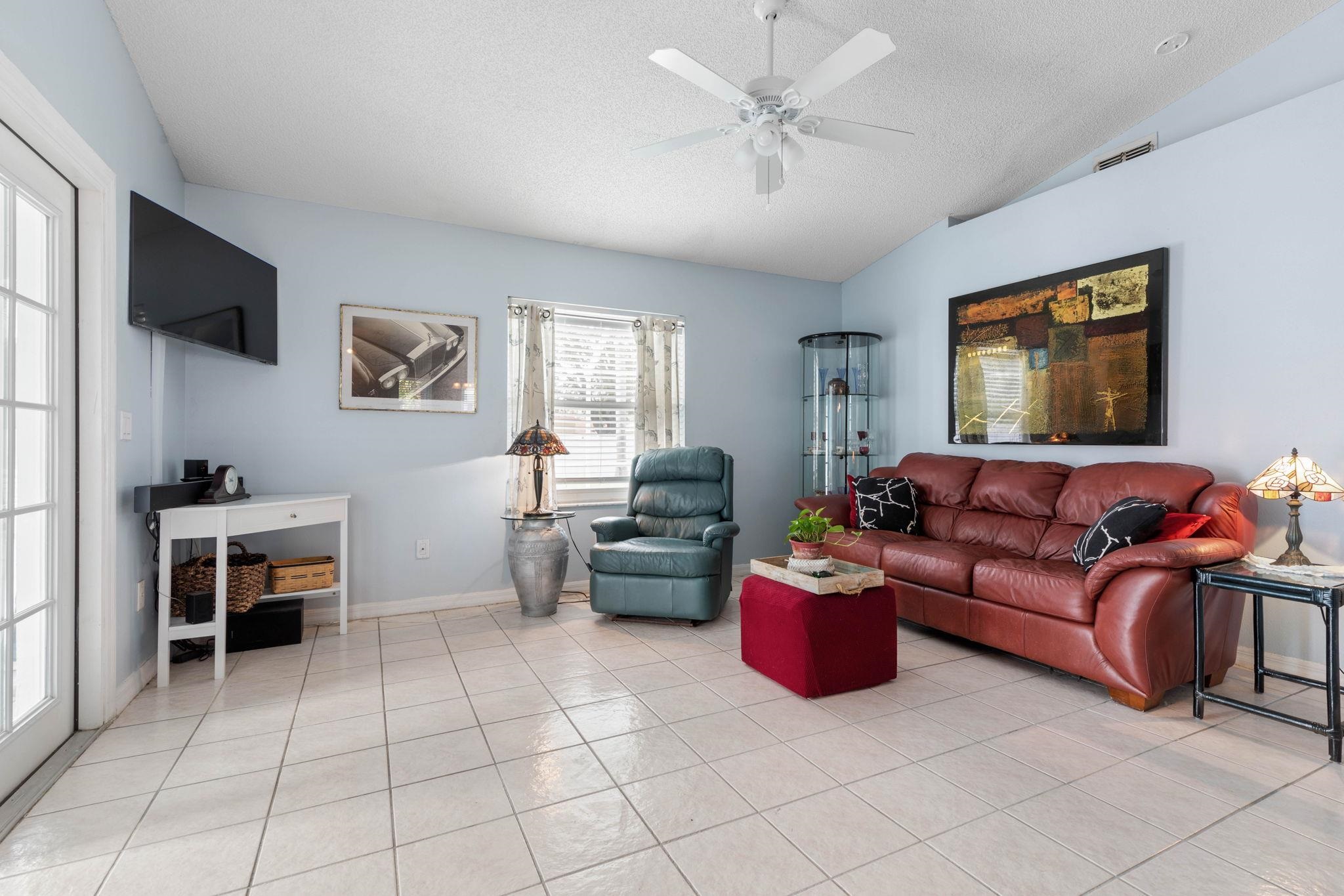 Image 8 of 52 For 20 Ryberry Dr