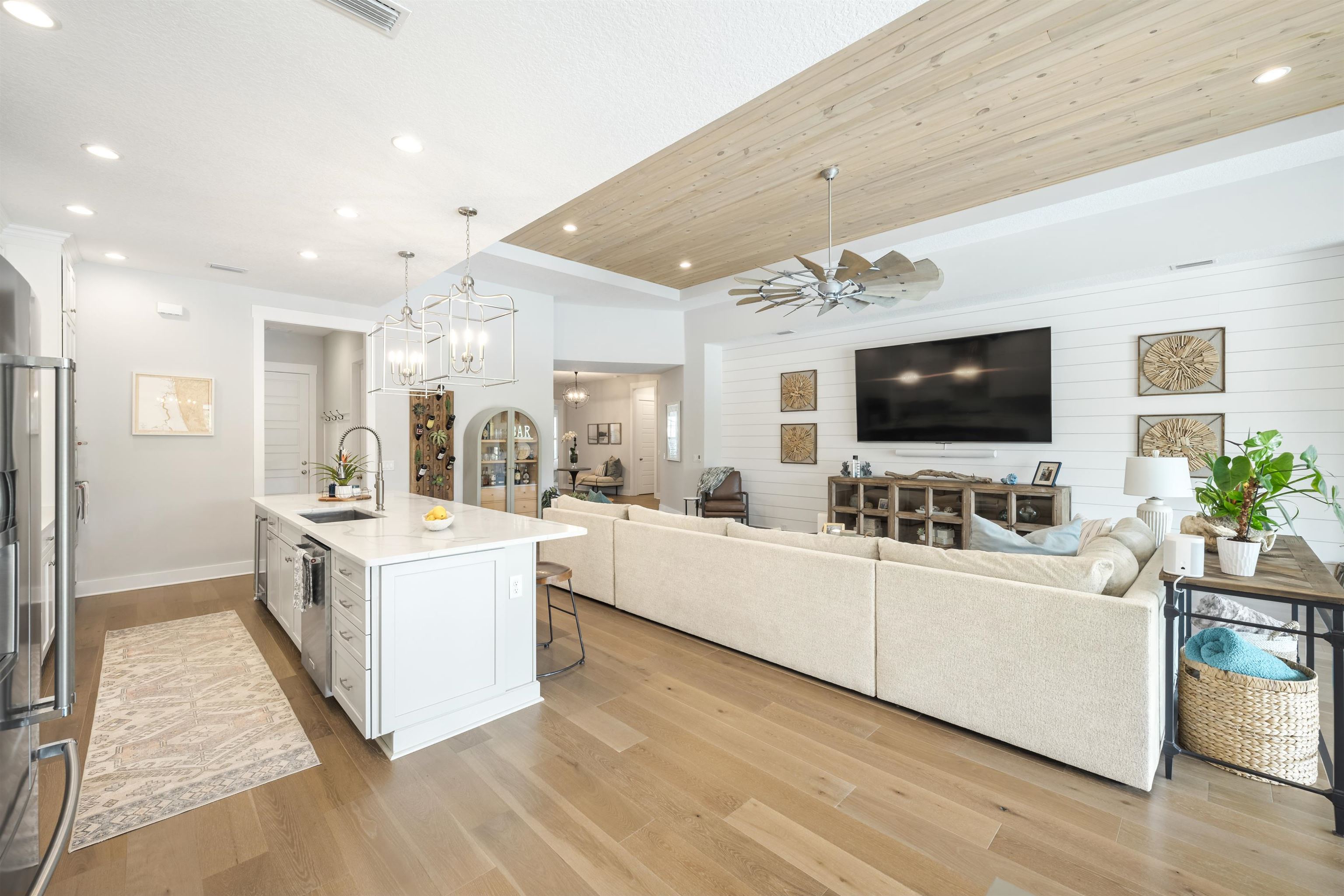 Image 19 of 59 For 220 Pine Haven Dr