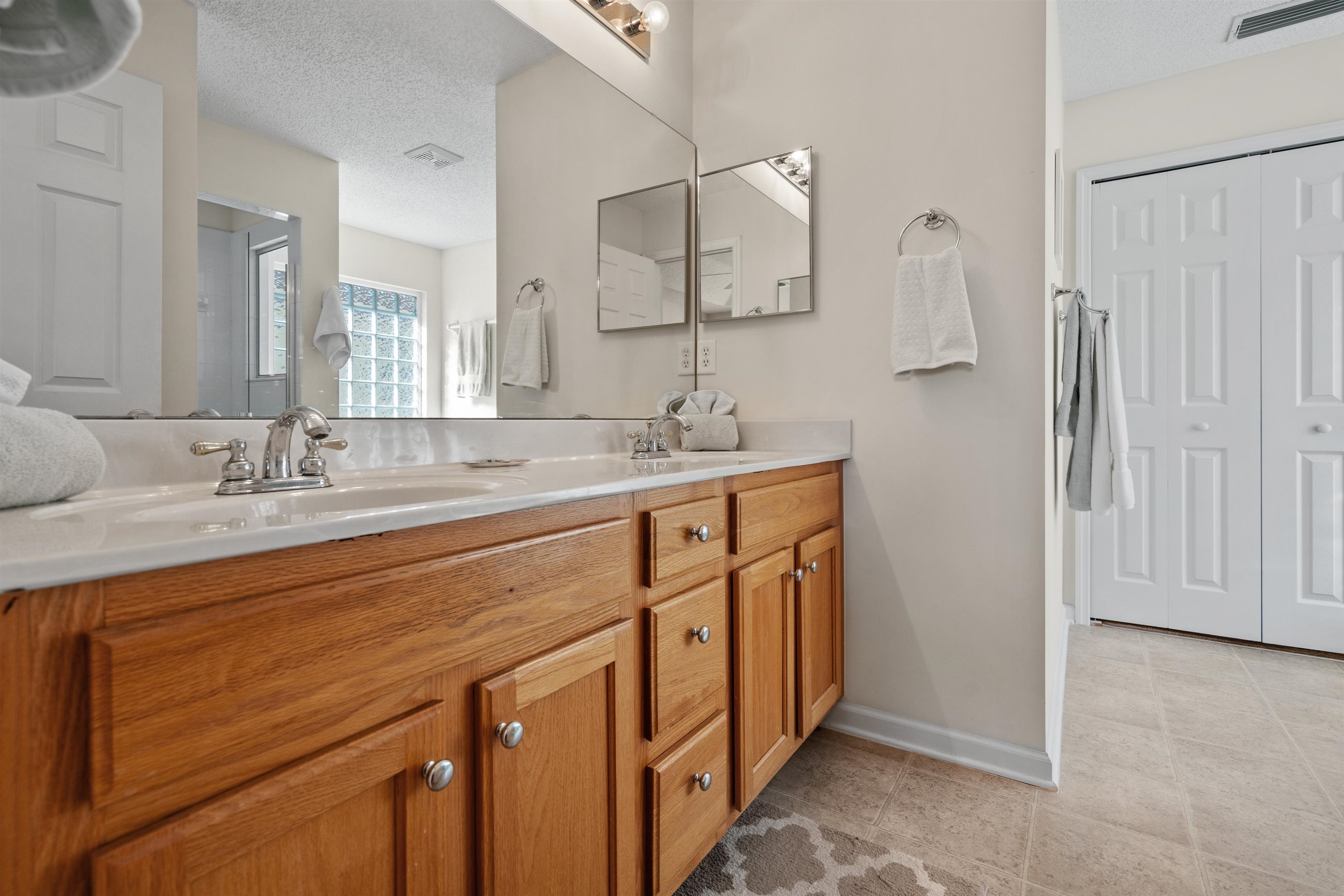 Image 18 of 53 For 913 Oak Arbor Cir