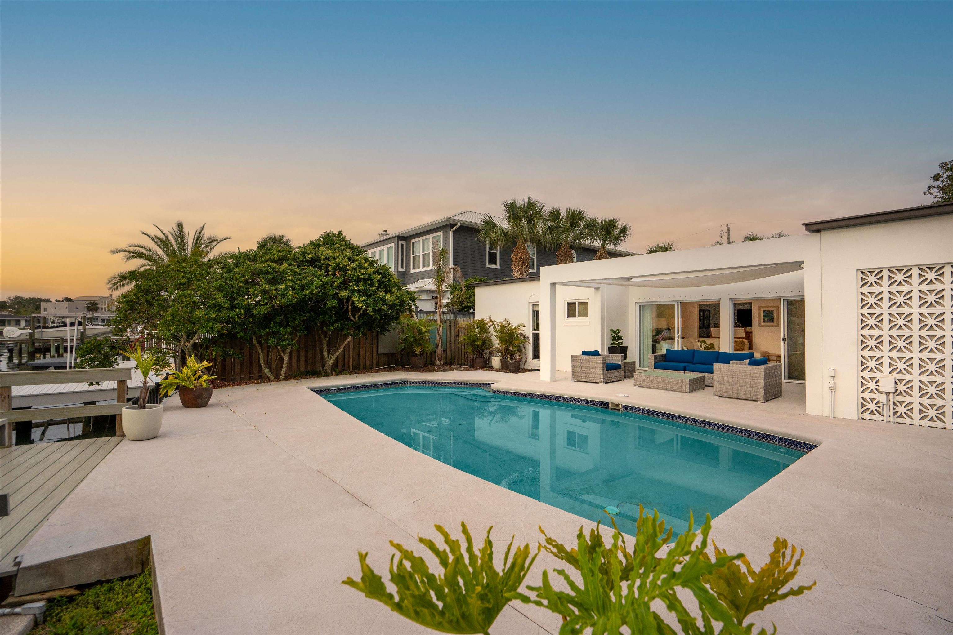 Image 6 of 80 For 101 Dolphin Dr