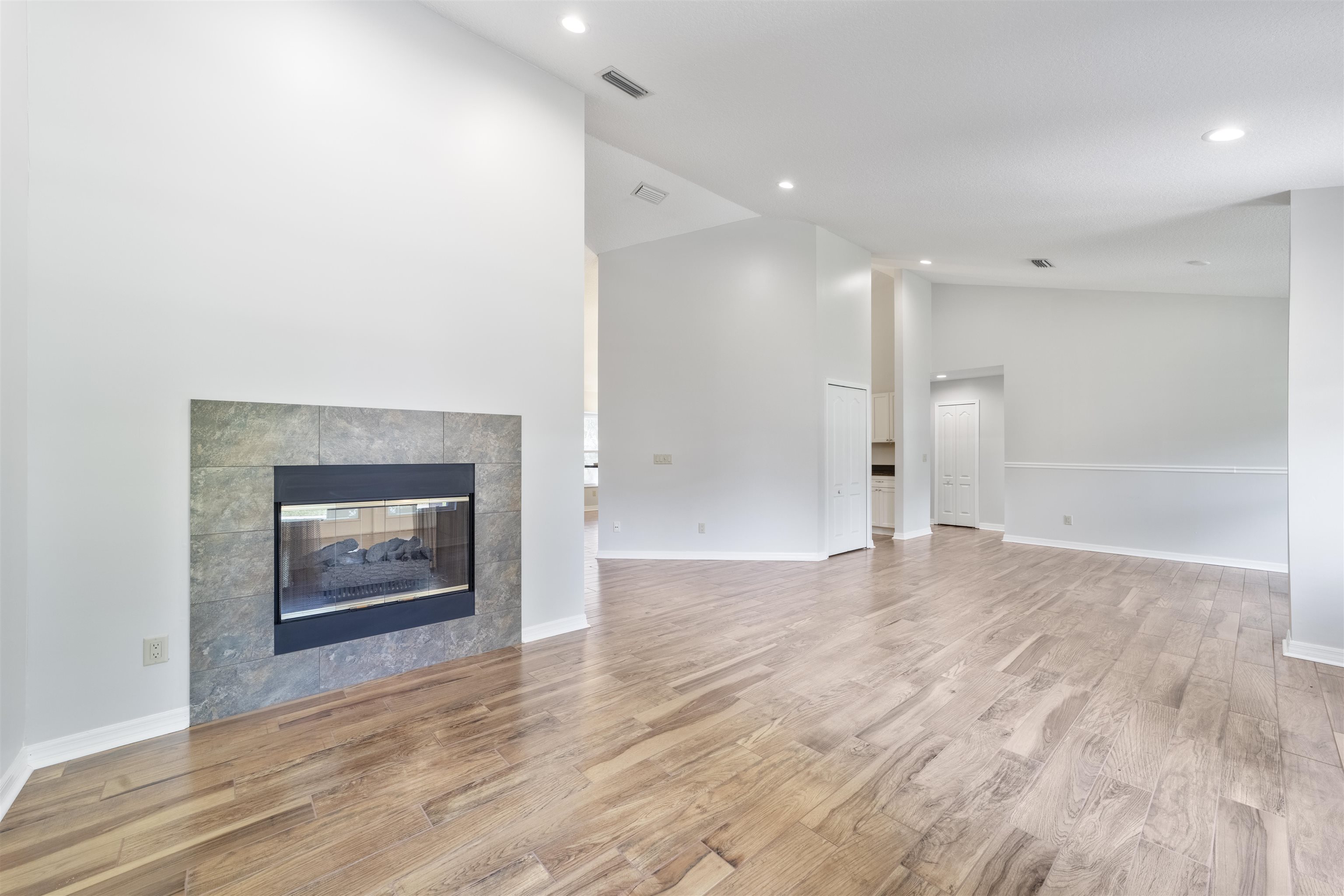 Image 5 of 54 For 3548 Kings Rd S