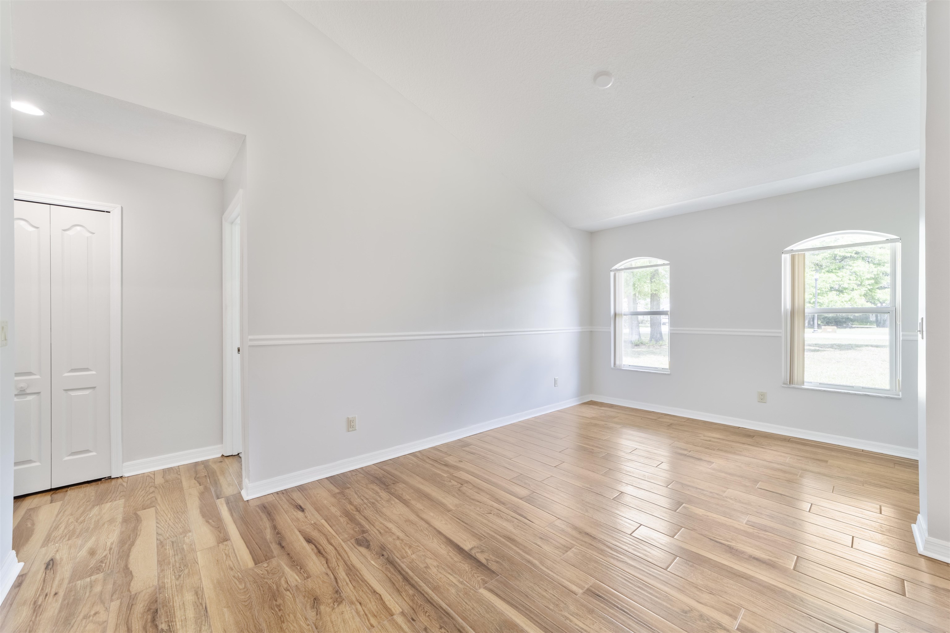 Image 7 of 54 For 3548 Kings Rd S