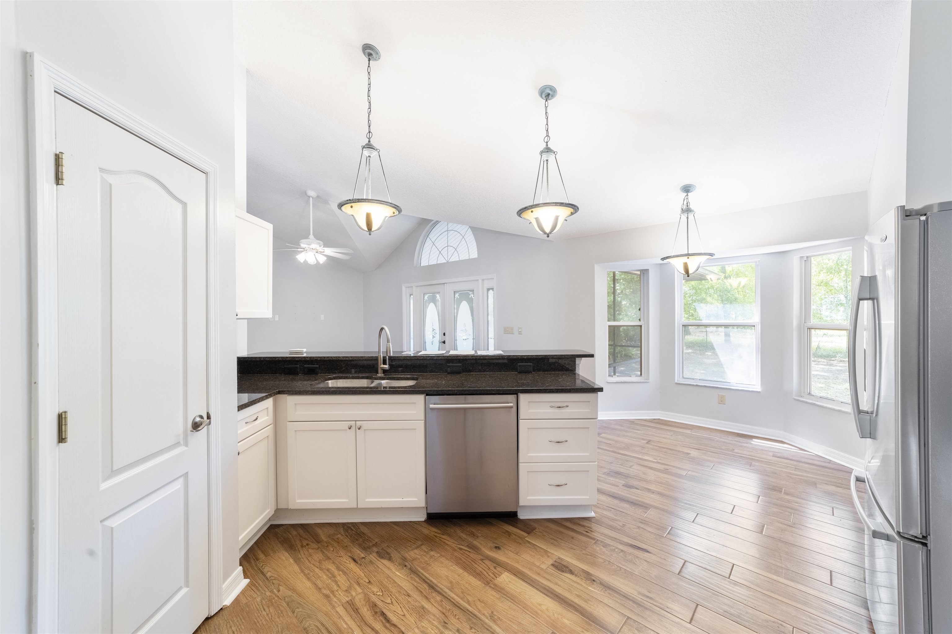 Image 9 of 54 For 3548 Kings Rd S
