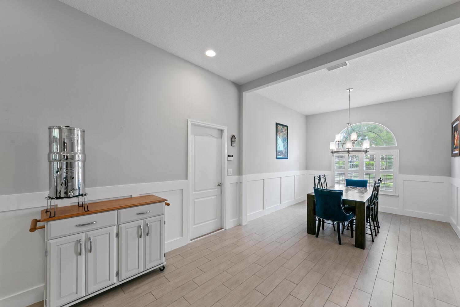 Image 12 of 56 For 1468 Barrington Cir