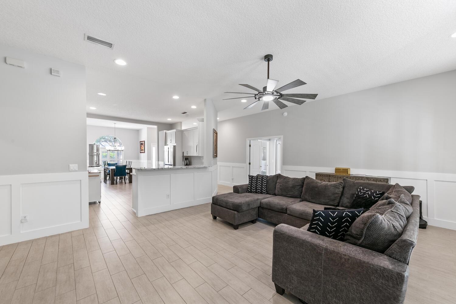Image 15 of 56 For 1468 Barrington Cir