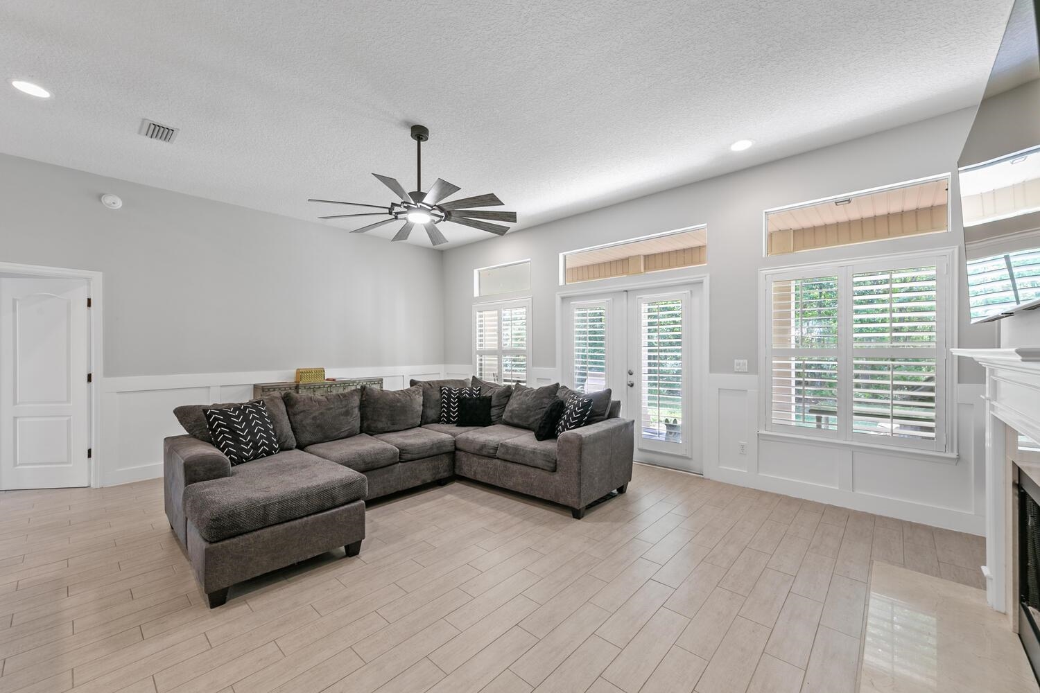 Image 16 of 56 For 1468 Barrington Cir