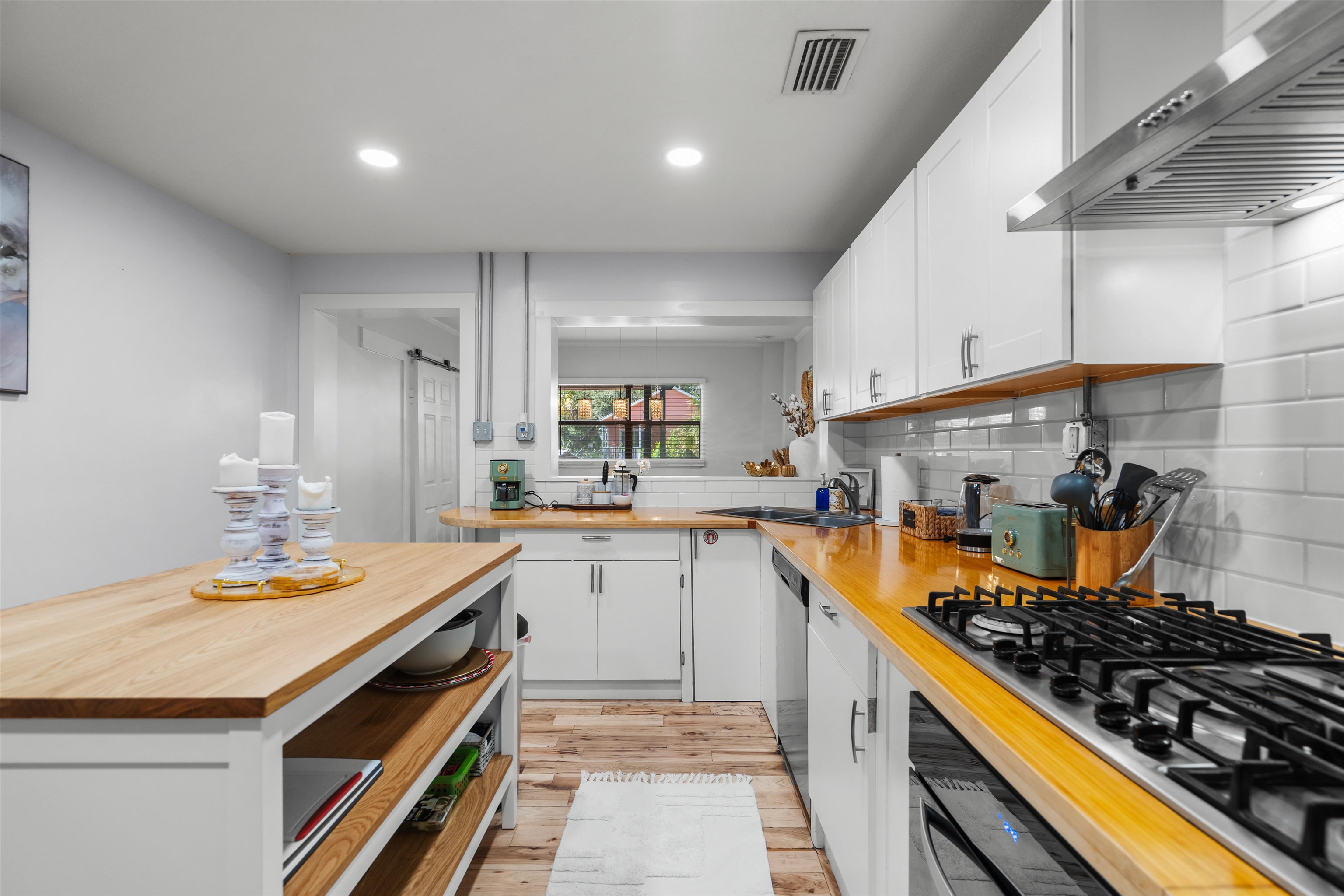 Image 13 of 44 For 28 Arenta St