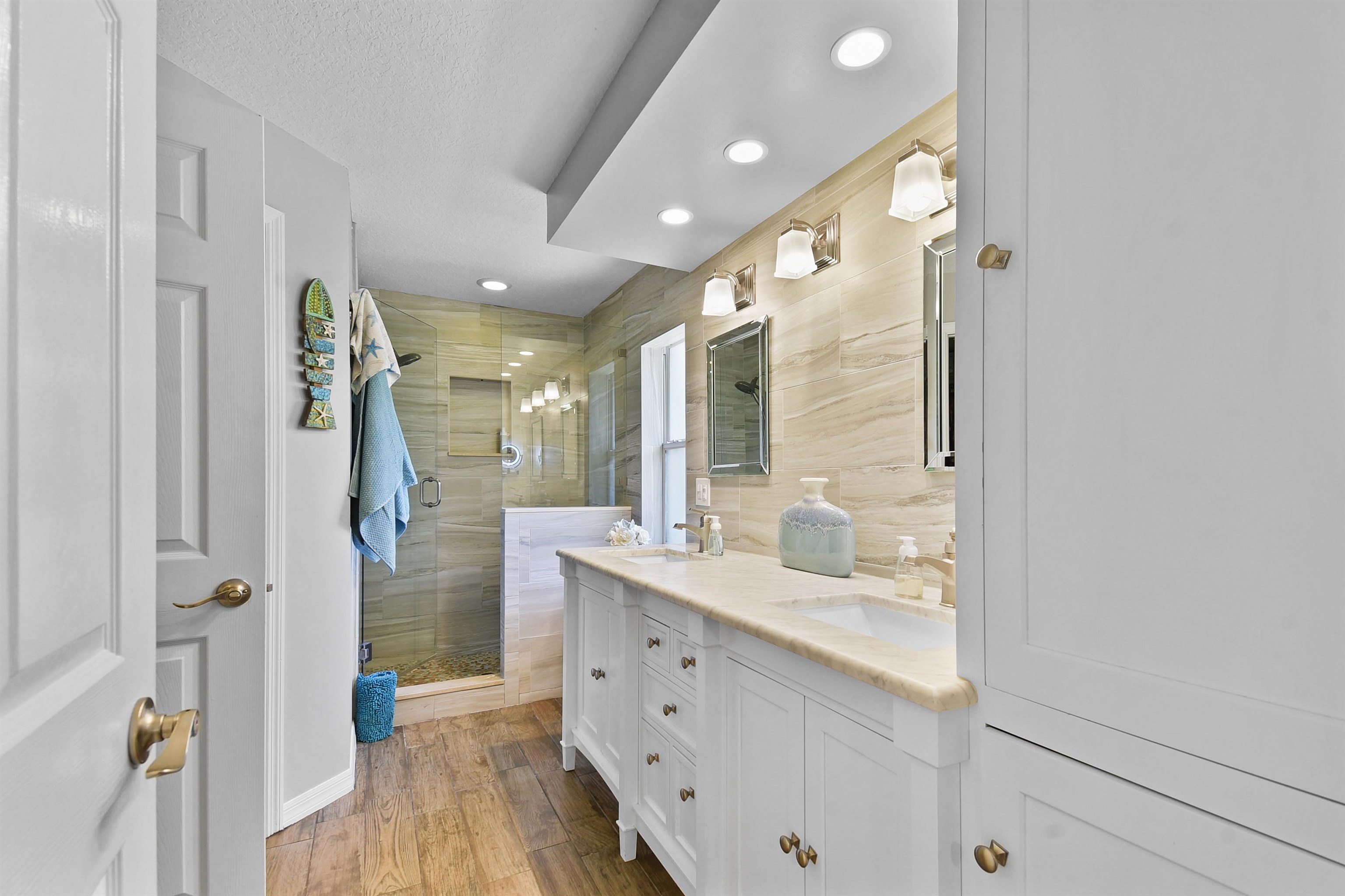 Image 22 of 60 For 123 Whispering Oaks Cir