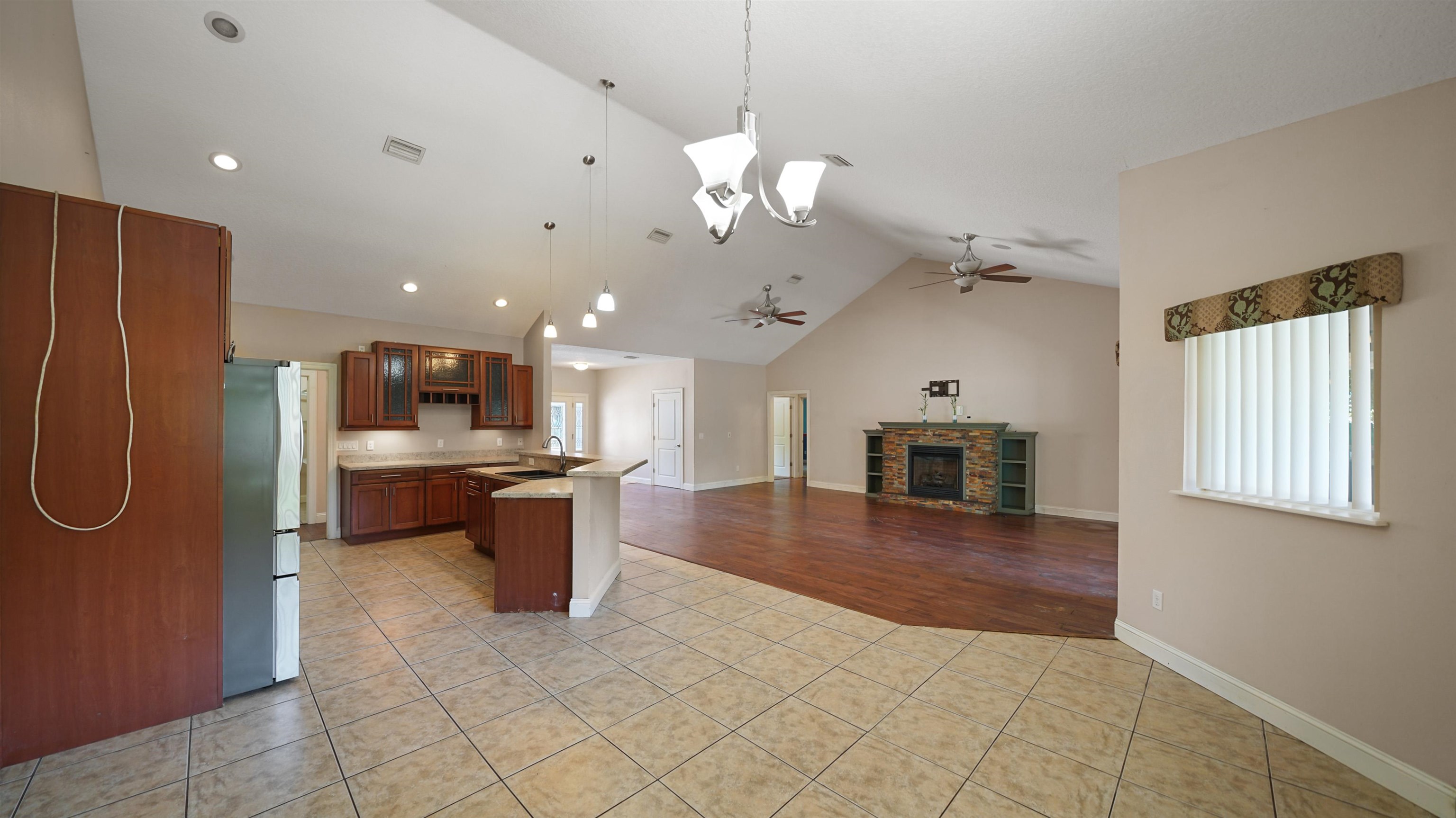 Image 12 of 52 For 2129 Diana Dr