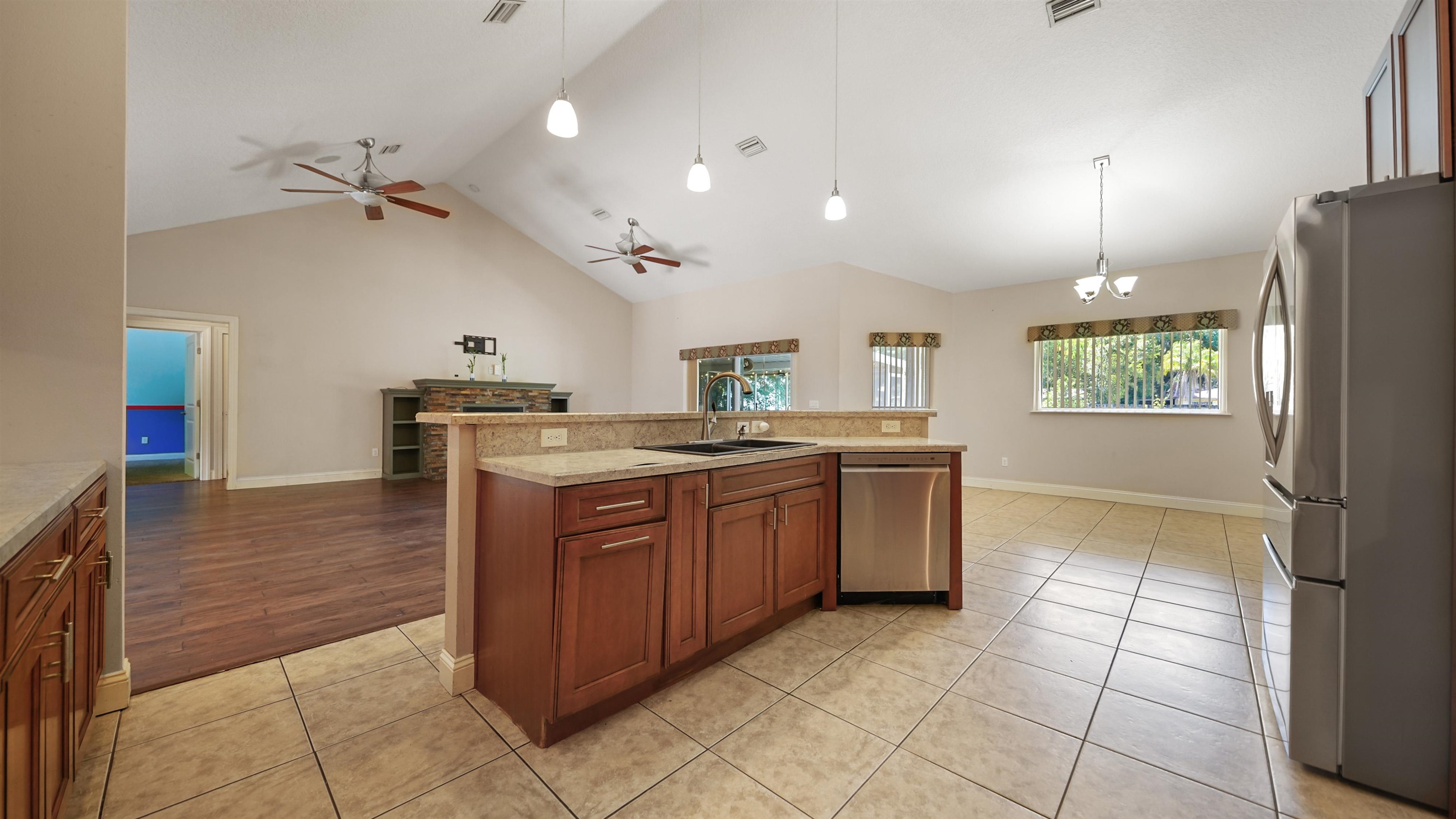 Image 13 of 52 For 2129 Diana Dr