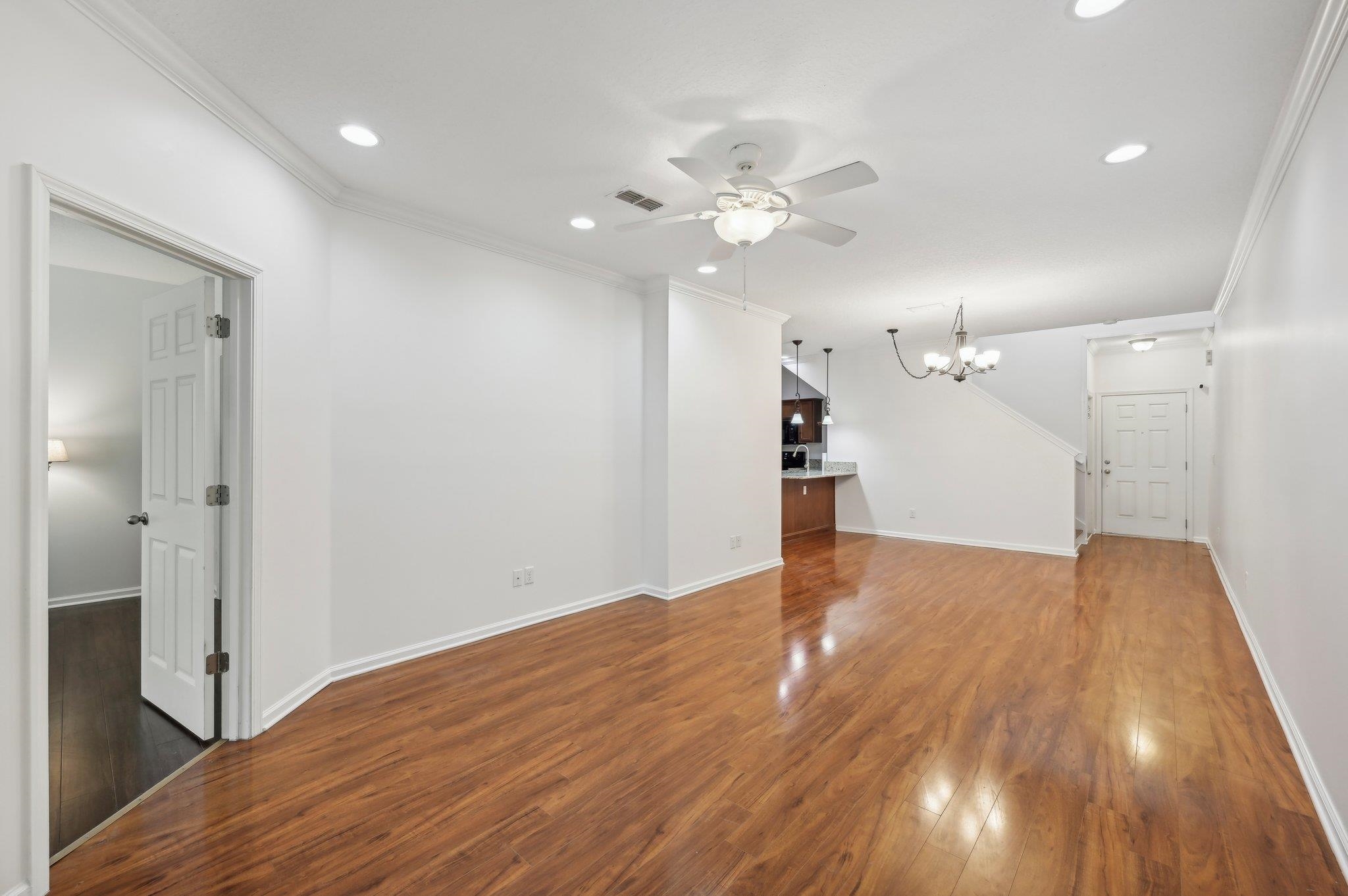 Image 11 of 41 For 165 Amistad Dr