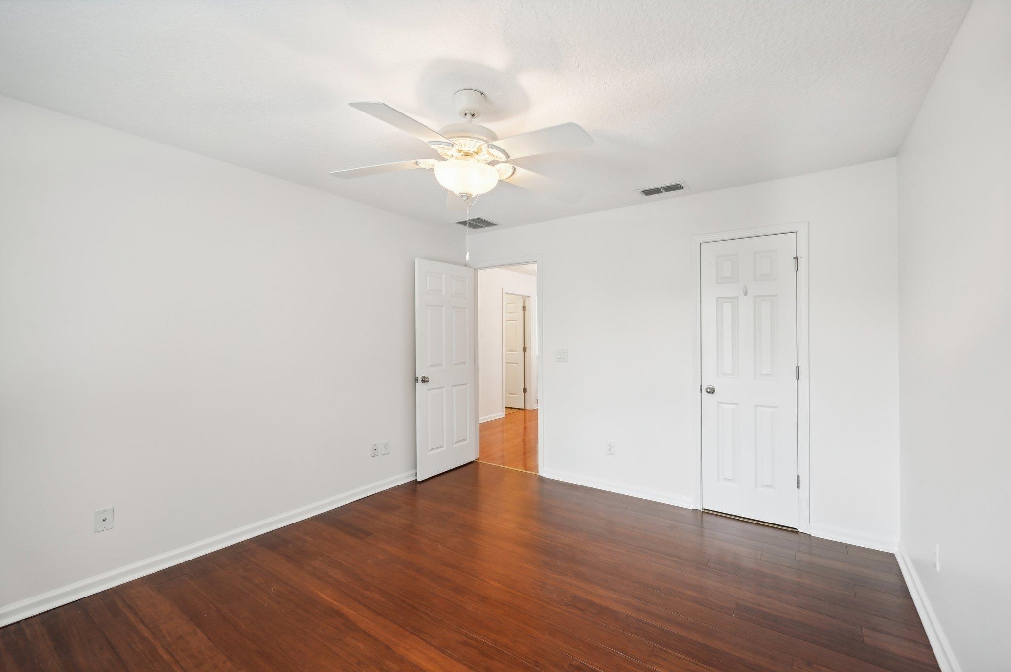 Image 32 of 41 For 165 Amistad Dr