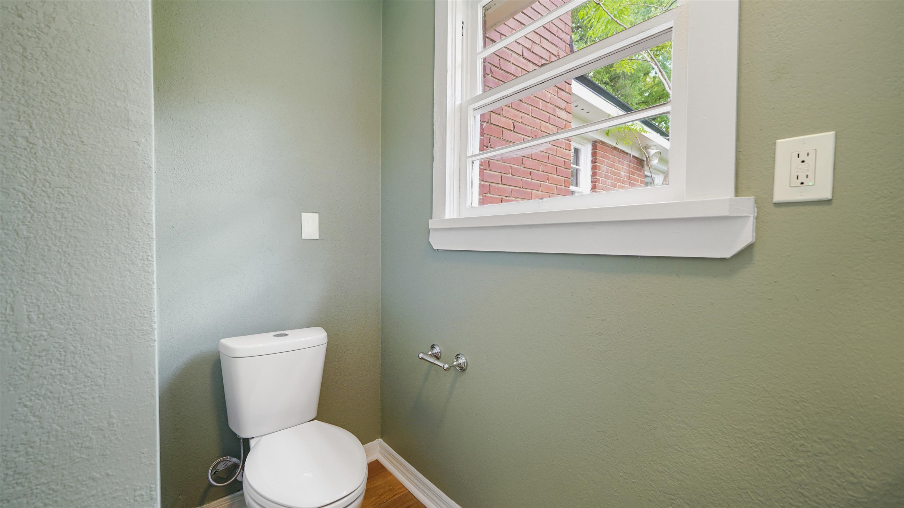 Image 13 of 38 For 819 Mcduff Ave