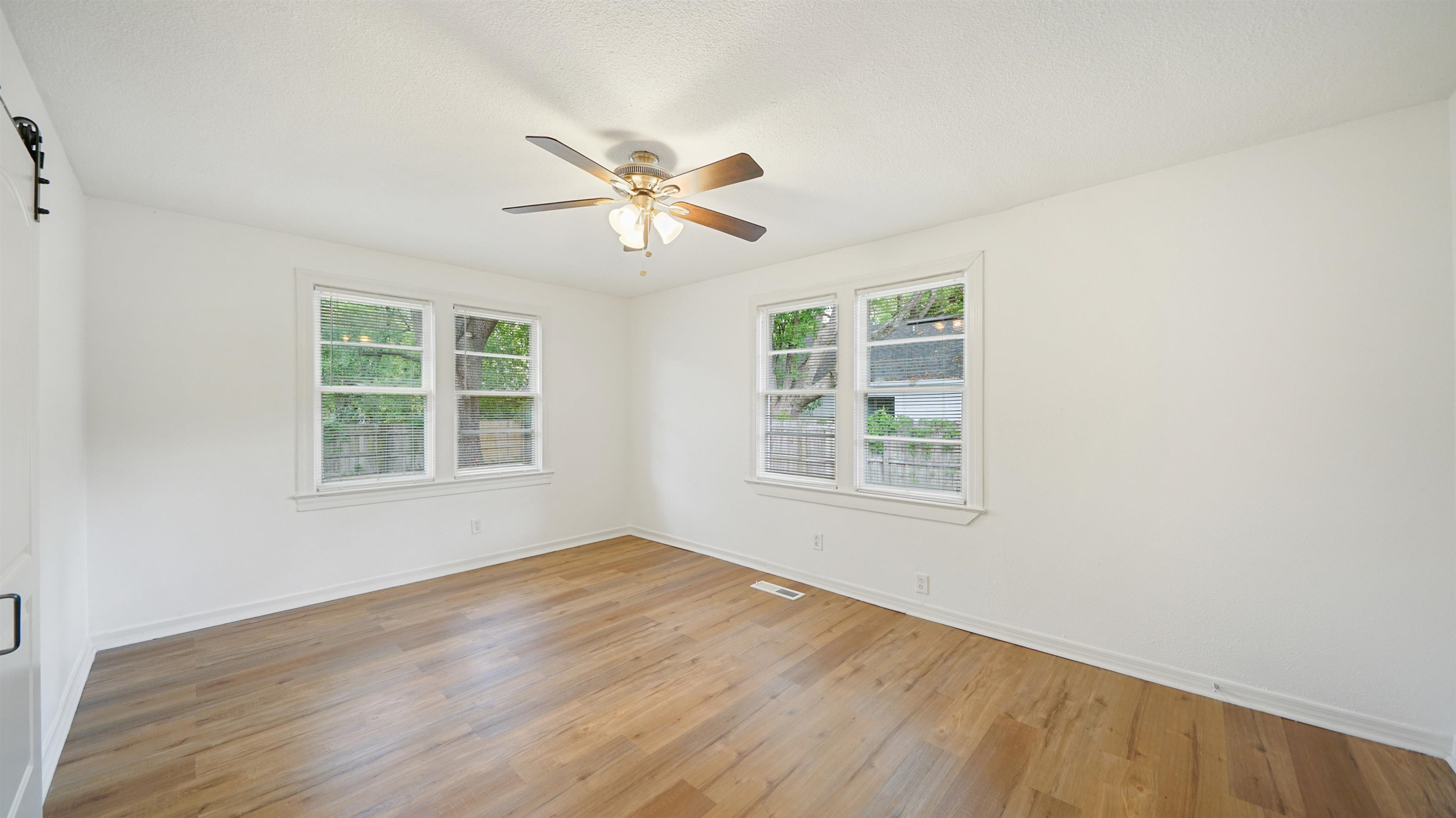 Image 19 of 38 For 819 Mcduff Ave