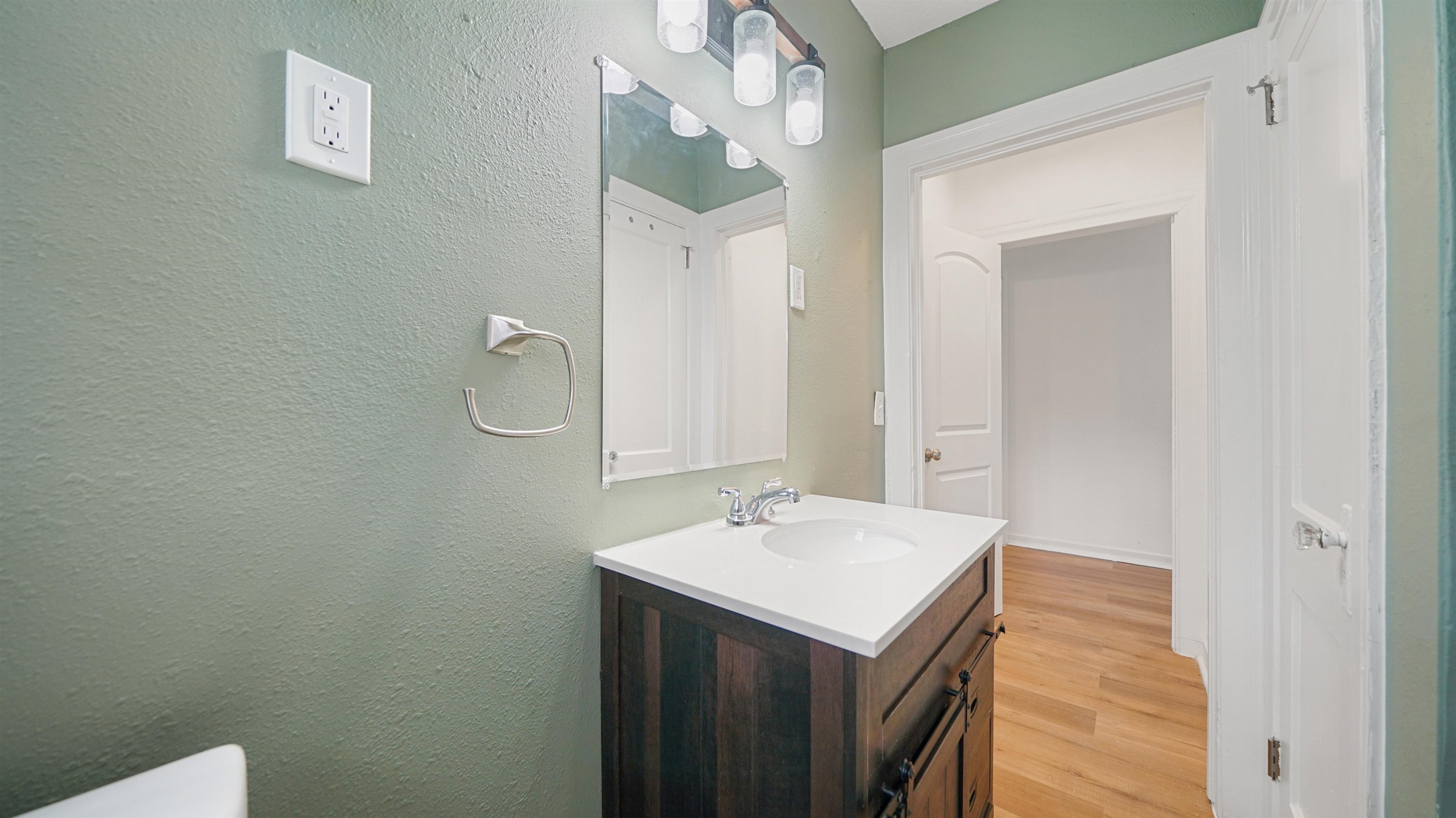 Image 22 of 38 For 819 Mcduff Ave