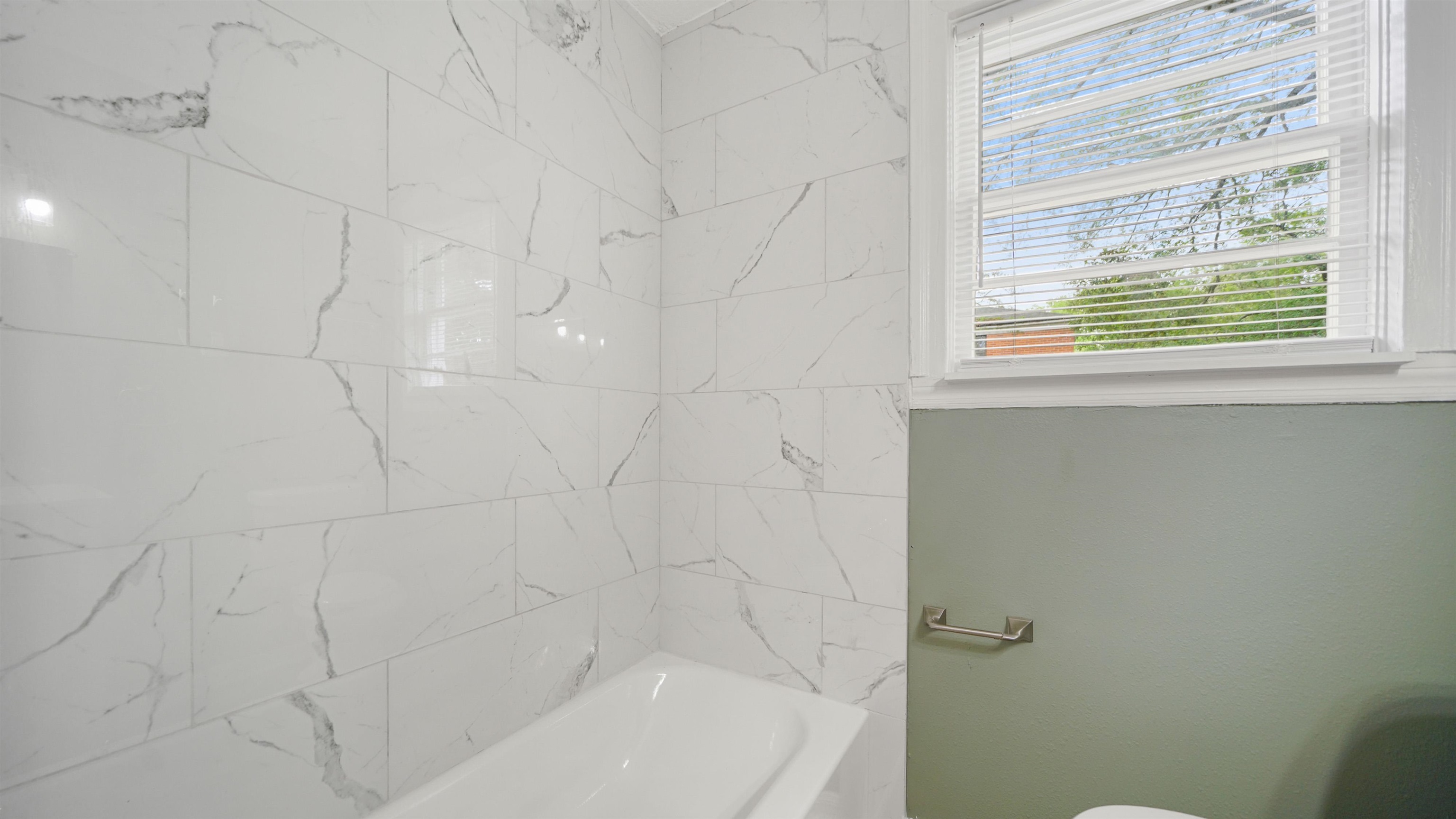 Image 23 of 38 For 819 Mcduff Ave