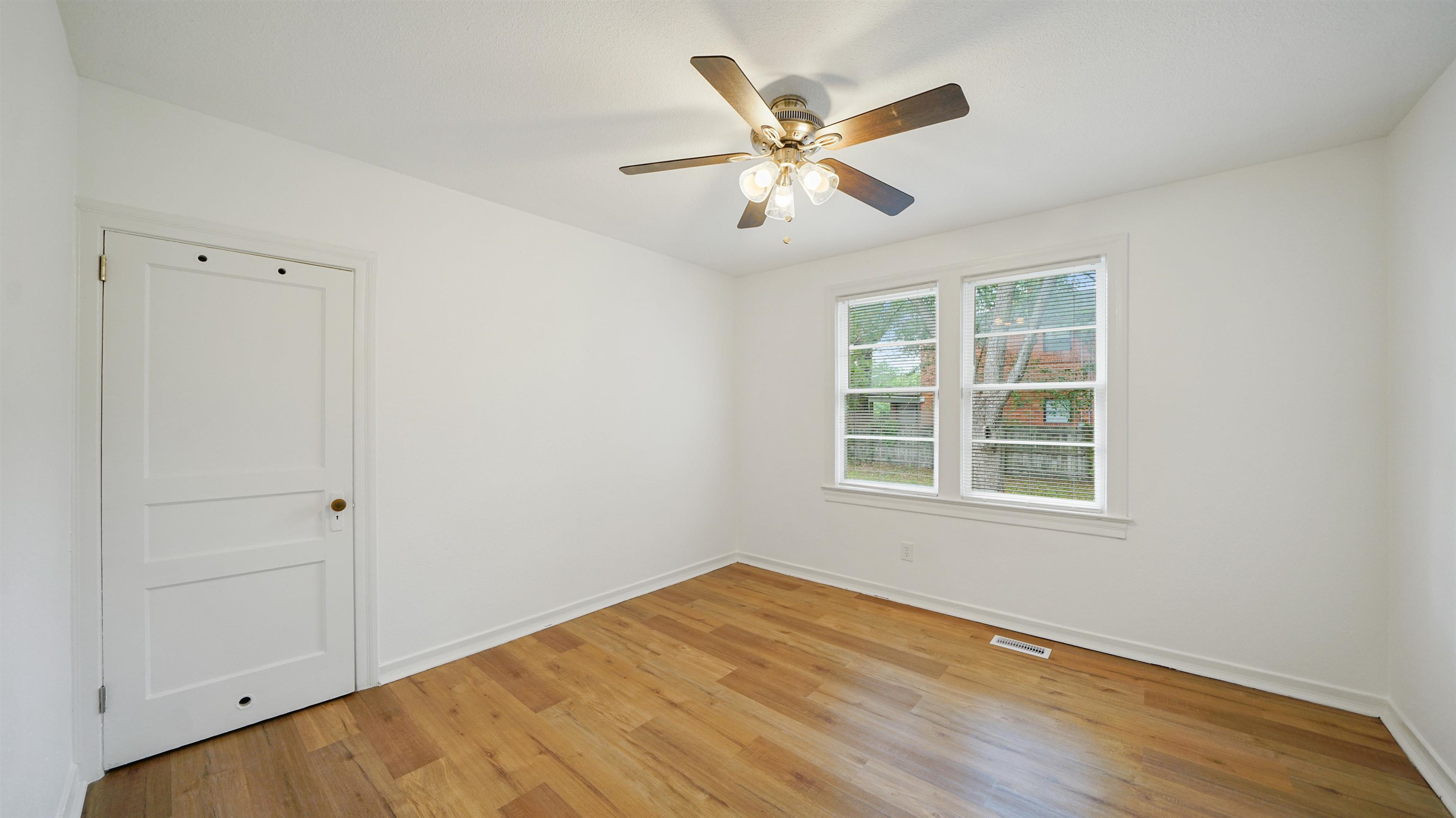 Image 25 of 38 For 819 Mcduff Ave