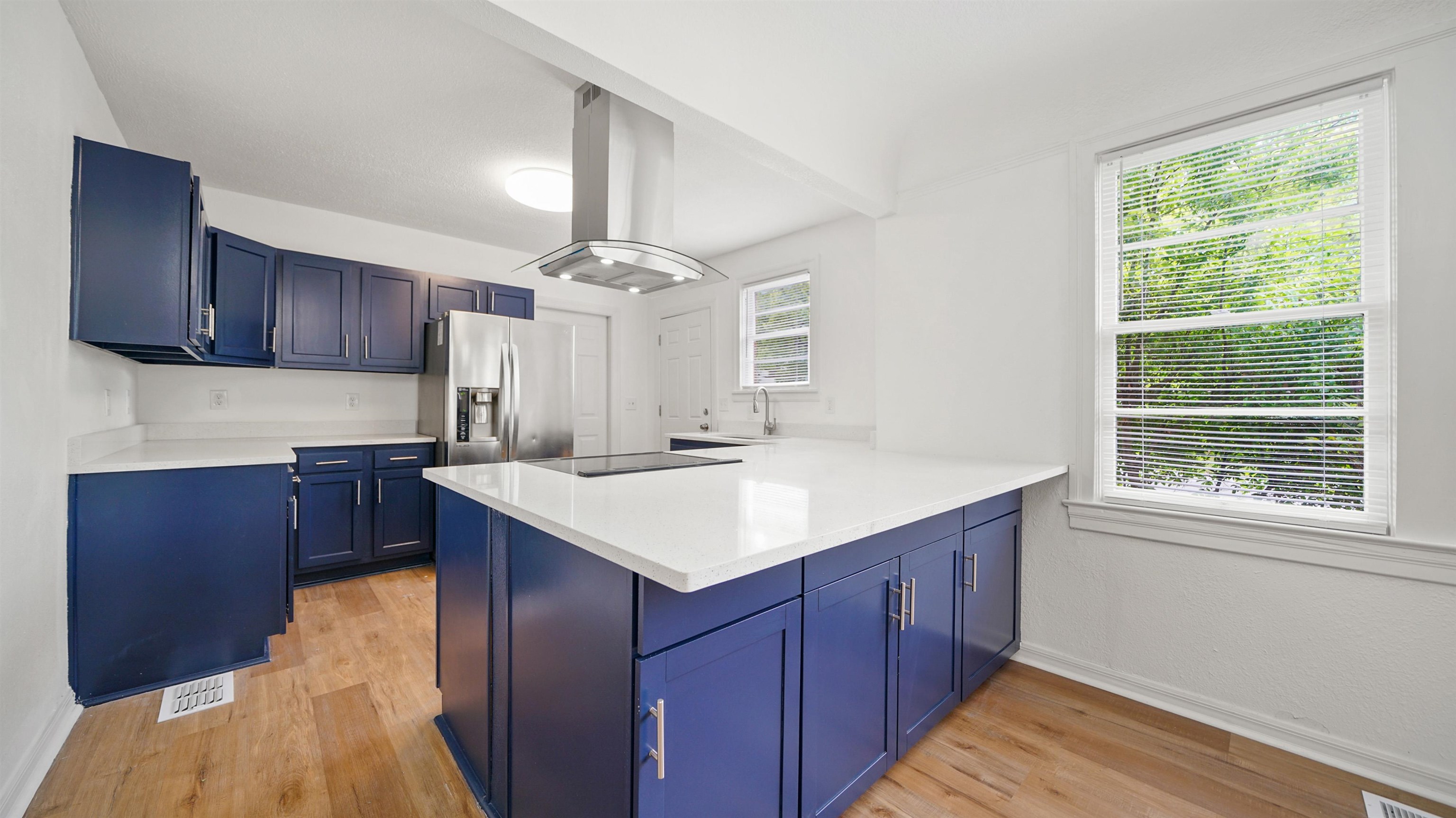 Image 4 of 38 For 819 Mcduff Ave