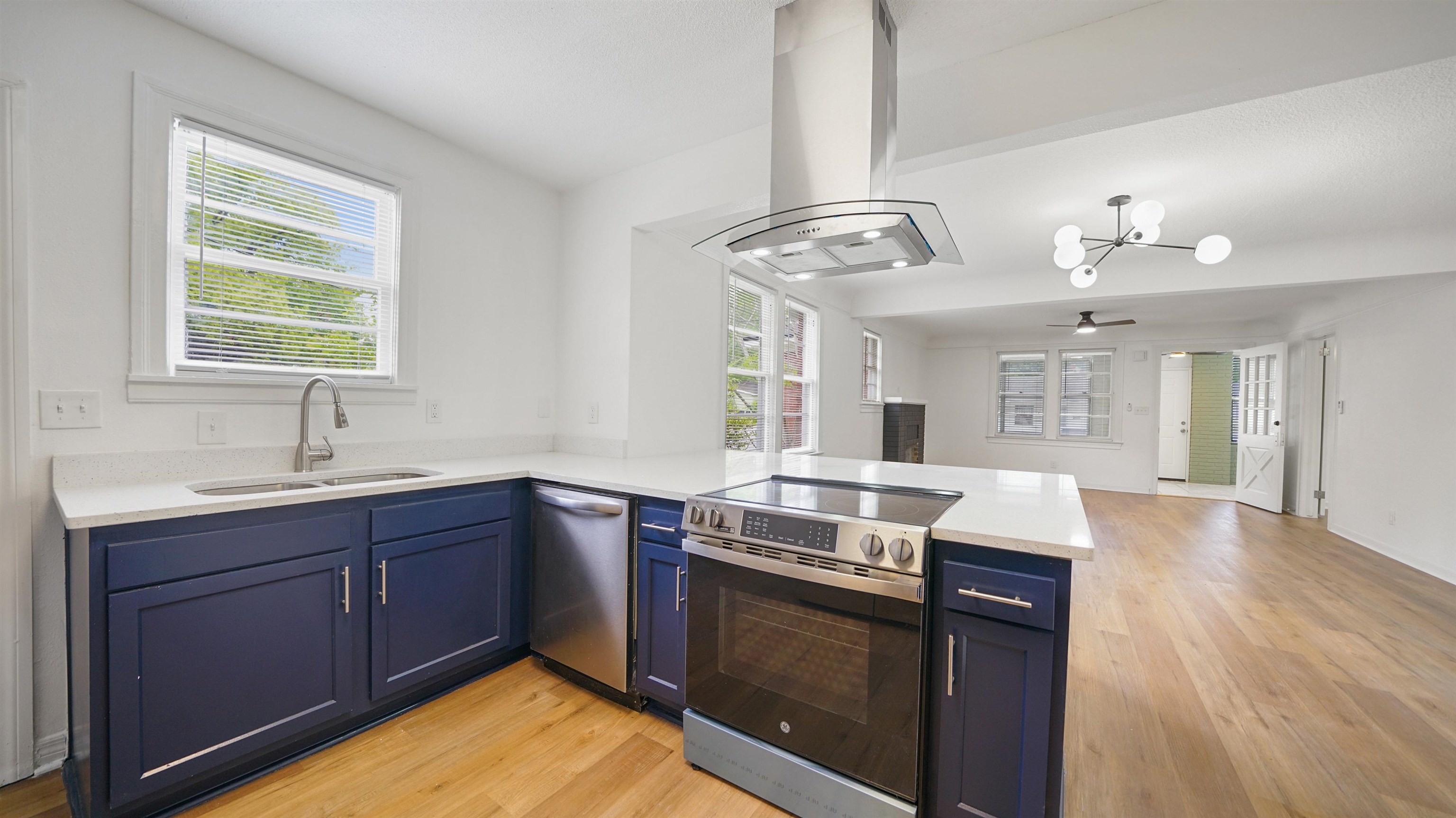Image 5 of 38 For 819 Mcduff Ave