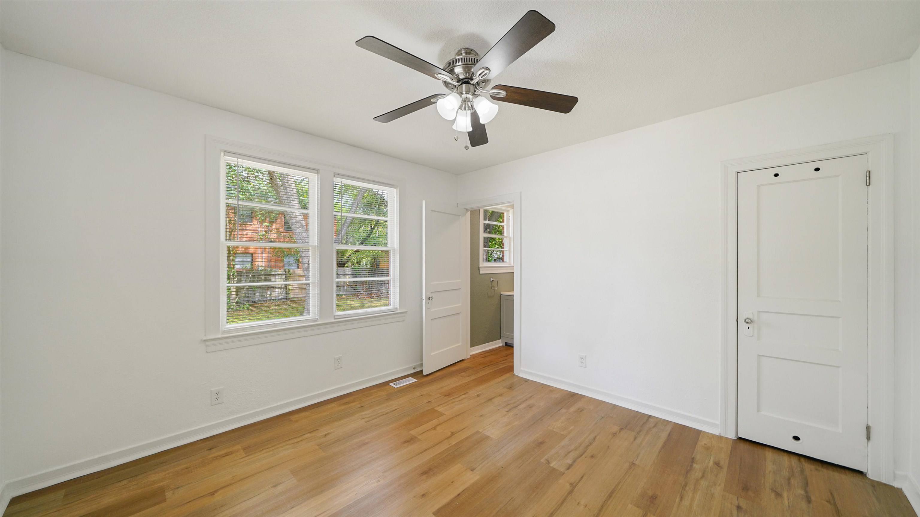 Image 7 of 38 For 819 Mcduff Ave