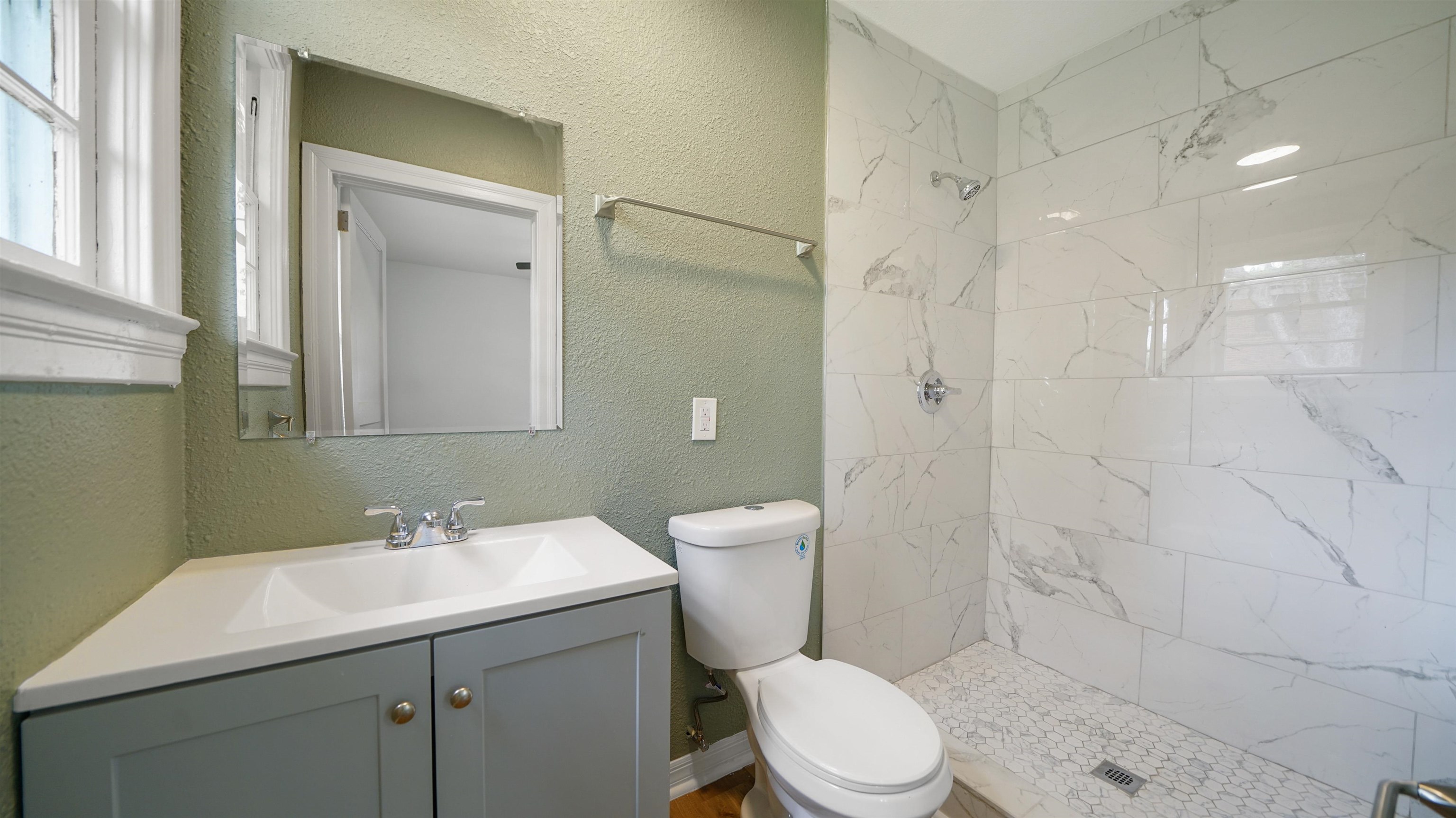 Image 8 of 38 For 819 Mcduff Ave