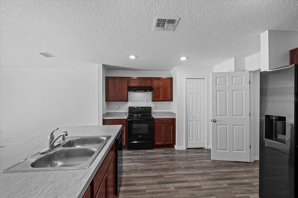 Image 7 of 34 For 10 Post Oak Ln