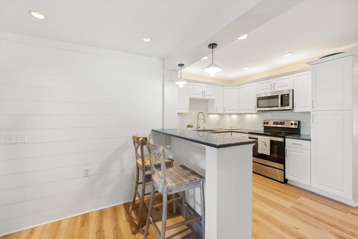 Image 11 of 71 For 22 Madeira Dr