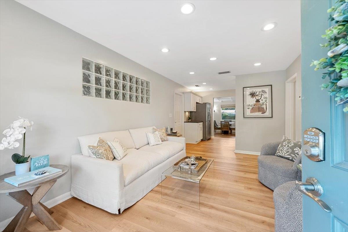 Image 4 of 71 For 22 Madeira Dr