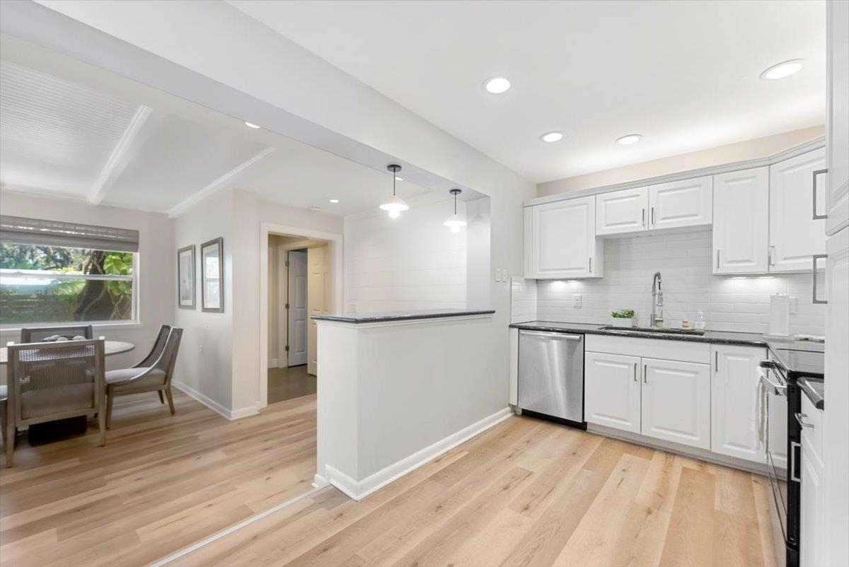 Image 7 of 71 For 22 Madeira Dr