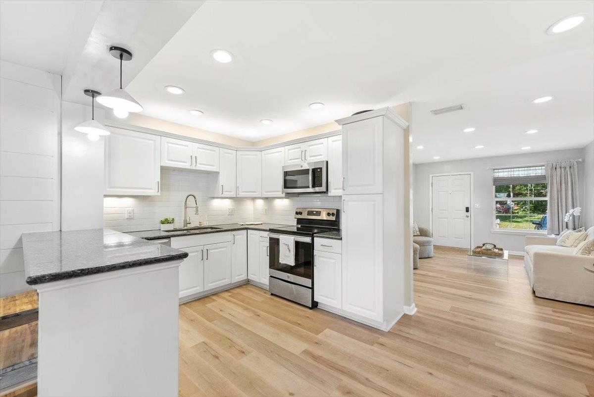 Image 8 of 71 For 22 Madeira Dr