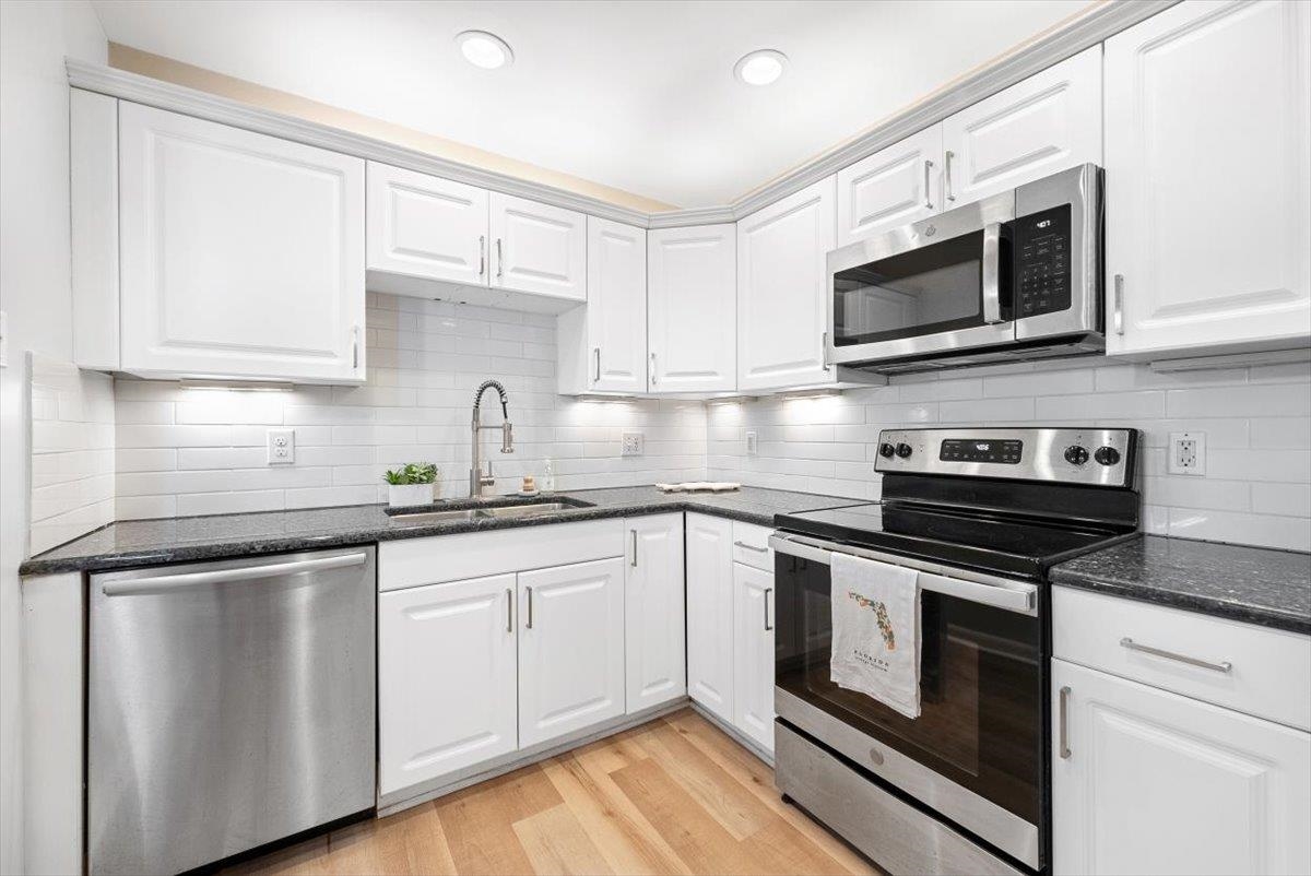 Image 9 of 71 For 22 Madeira Dr