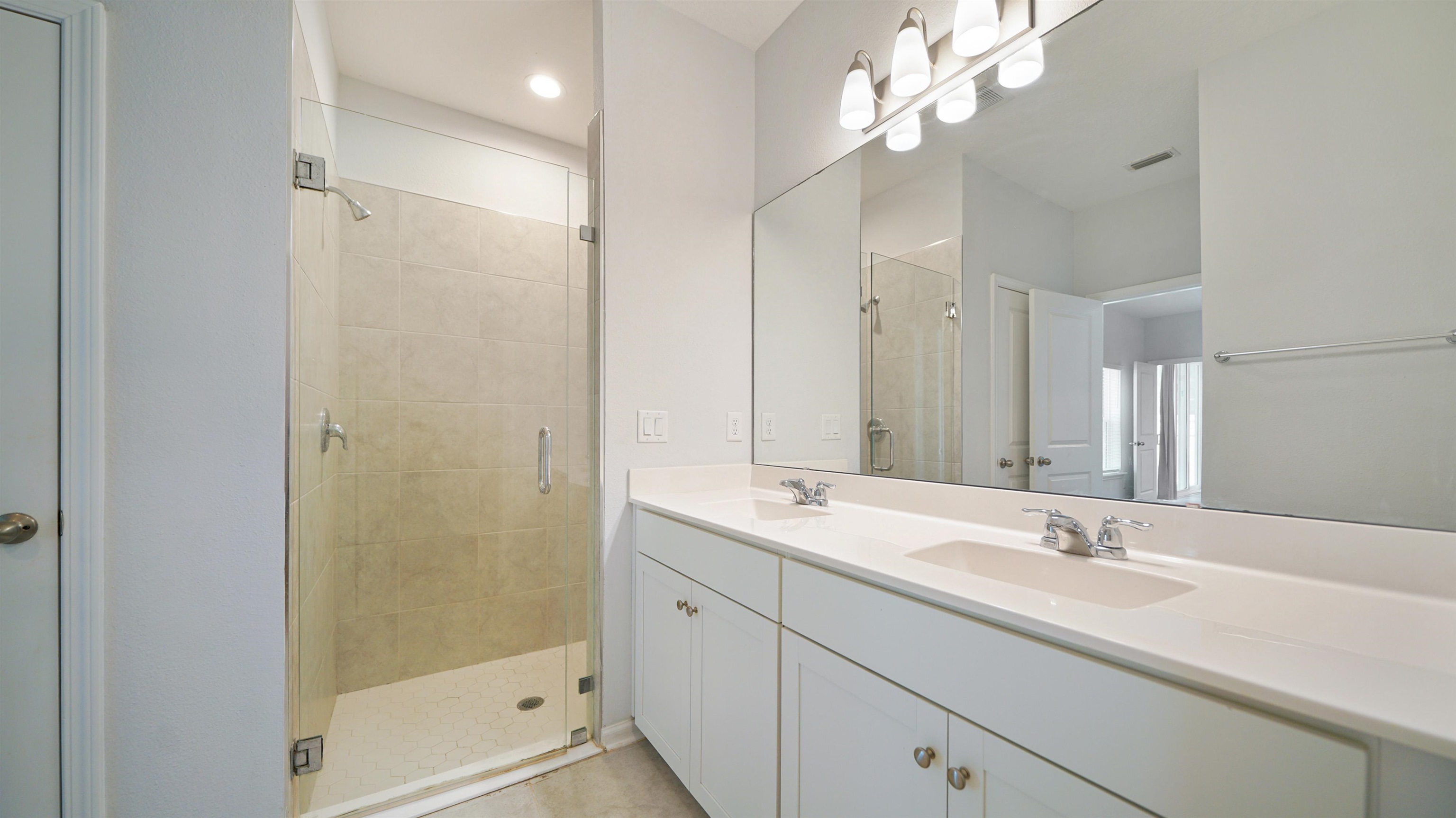 Image 14 of 39 For 443 Watervale Dr