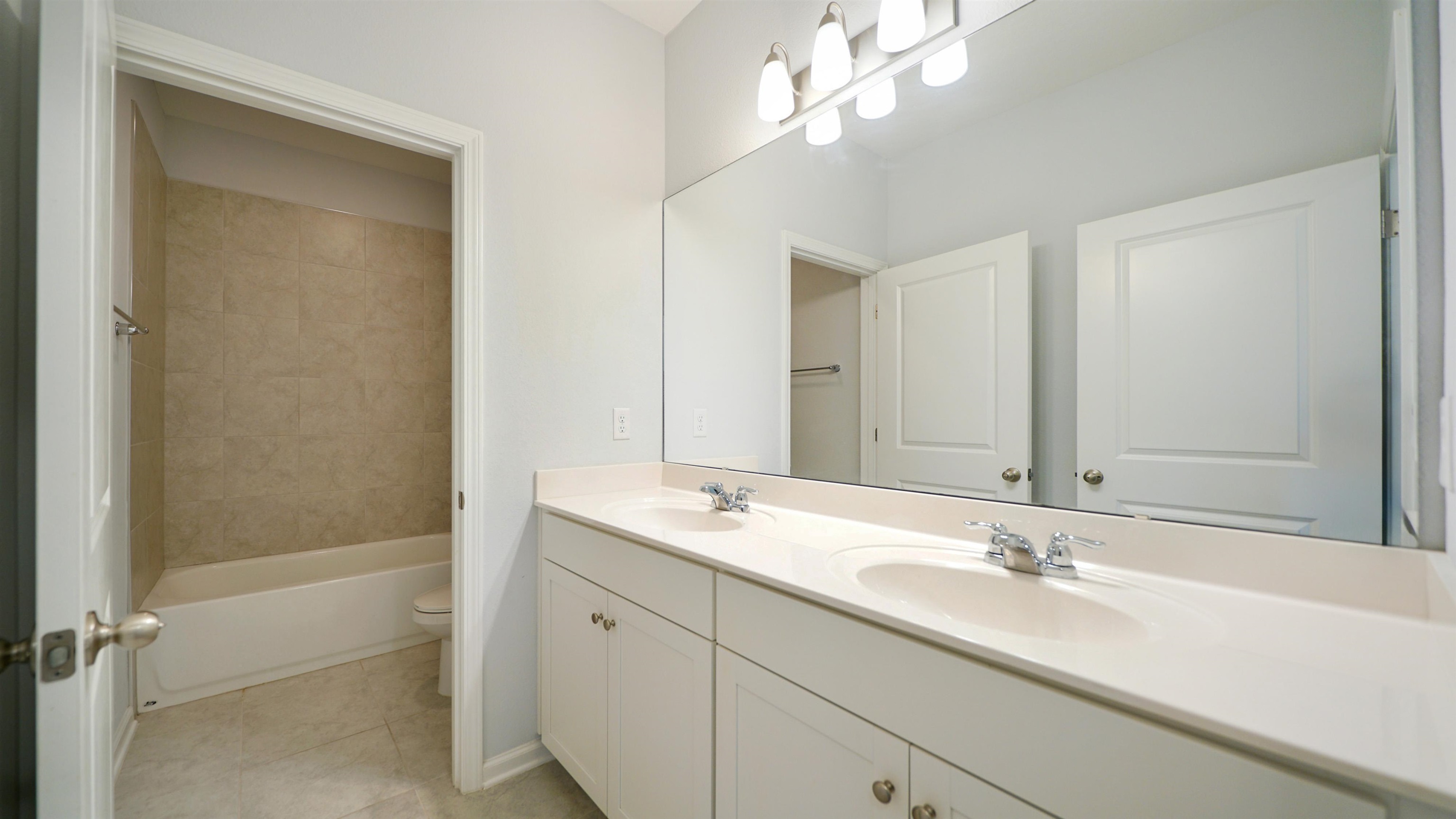Image 21 of 39 For 443 Watervale Dr
