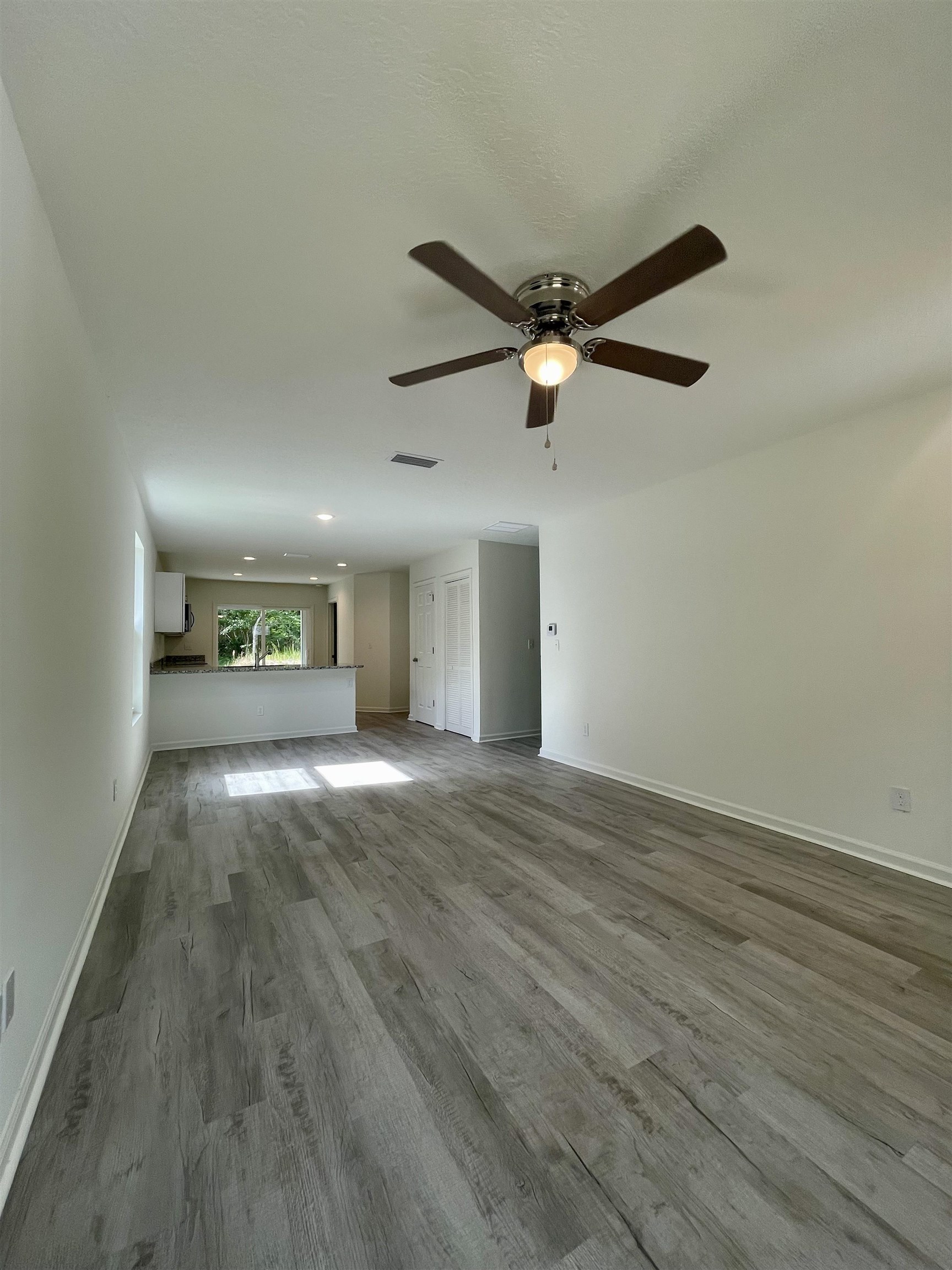 Image 3 of 41 For 921 Helen St