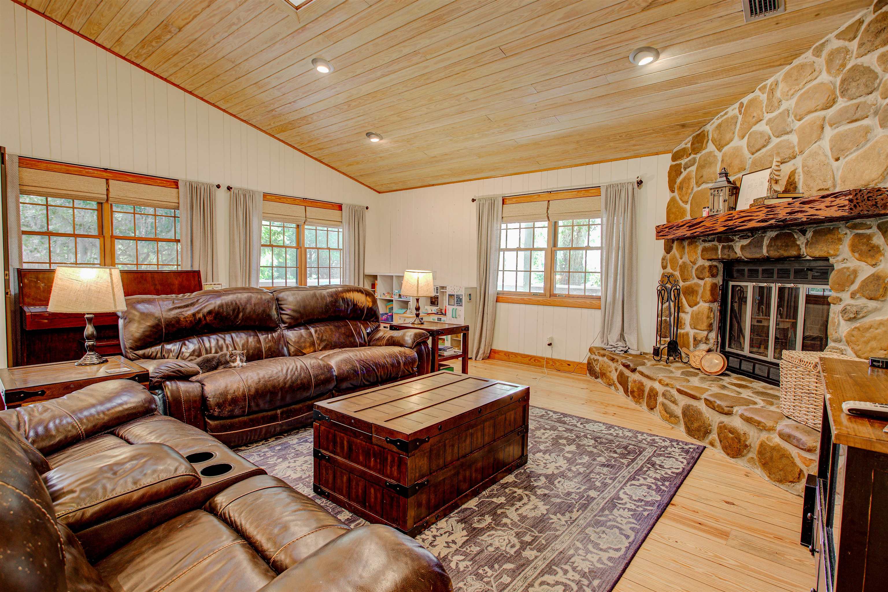 Image 16 of 50 For 411 Woodbluff Ter