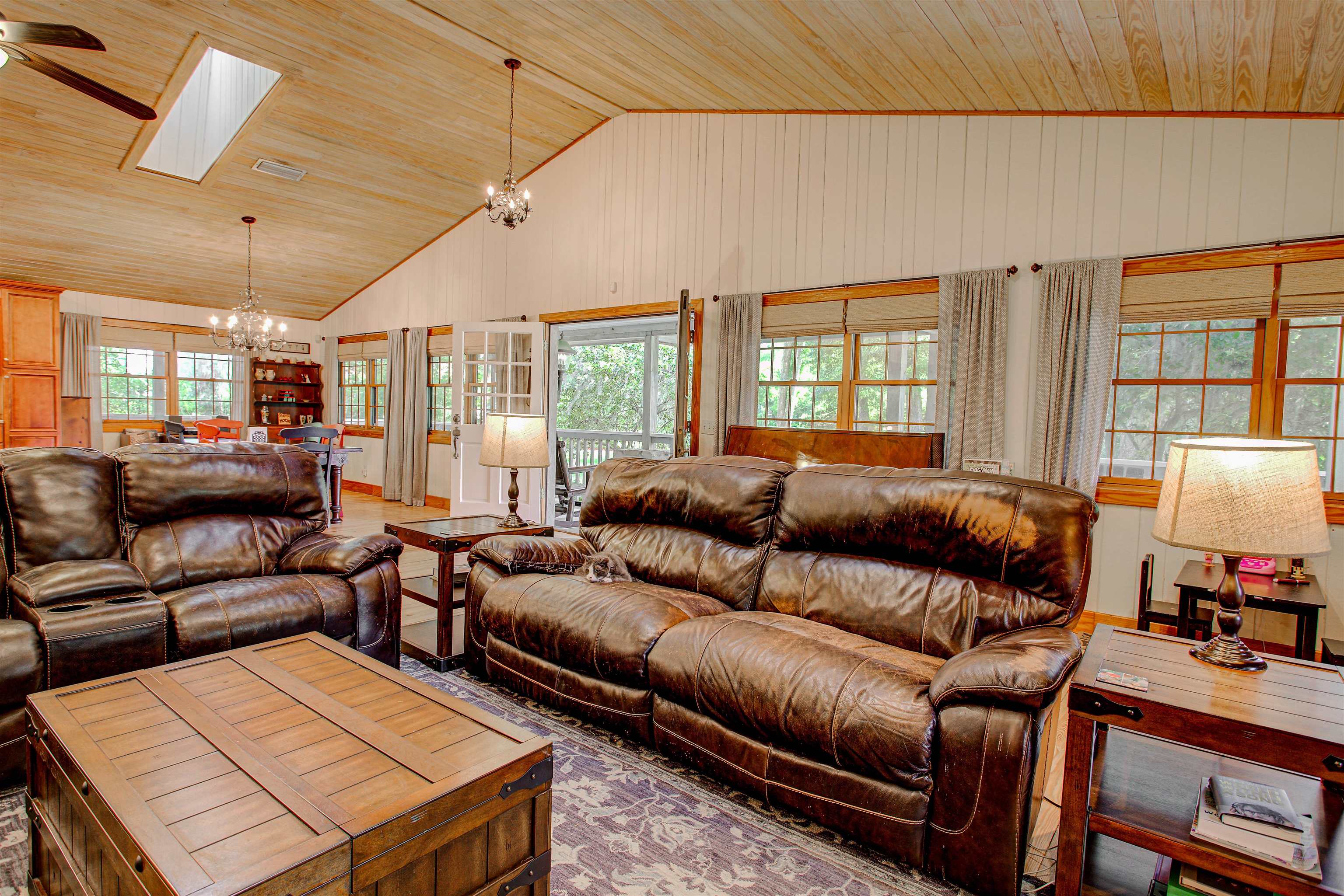 Image 17 of 50 For 411 Woodbluff Ter