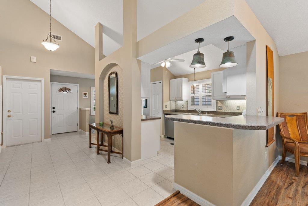 Image 7 of 77 For 123 Lions Gate Dr