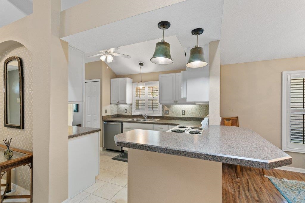 Image 8 of 77 For 123 Lions Gate Dr