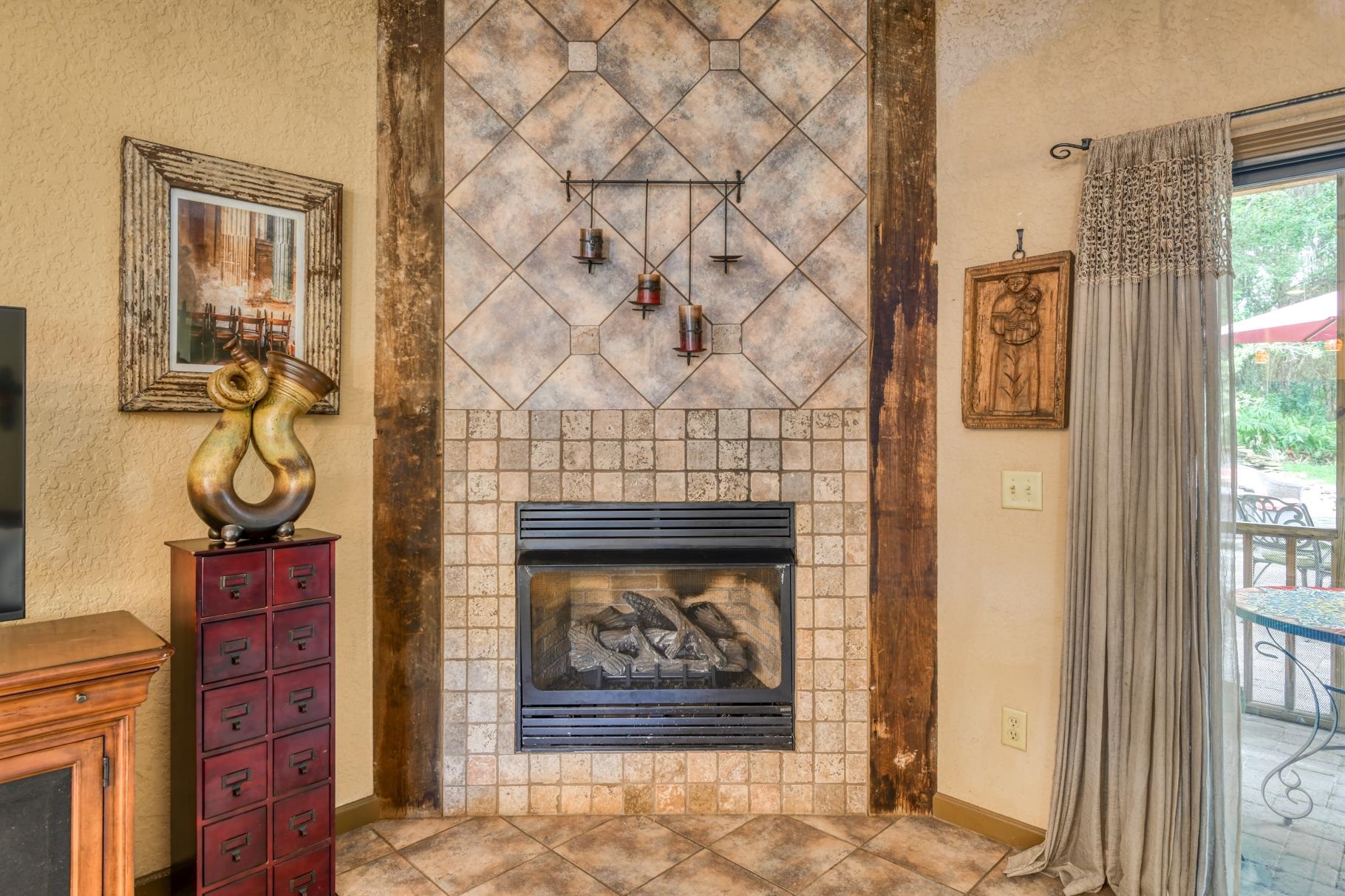 Image 18 of 50 For 998 Aragon Ave.