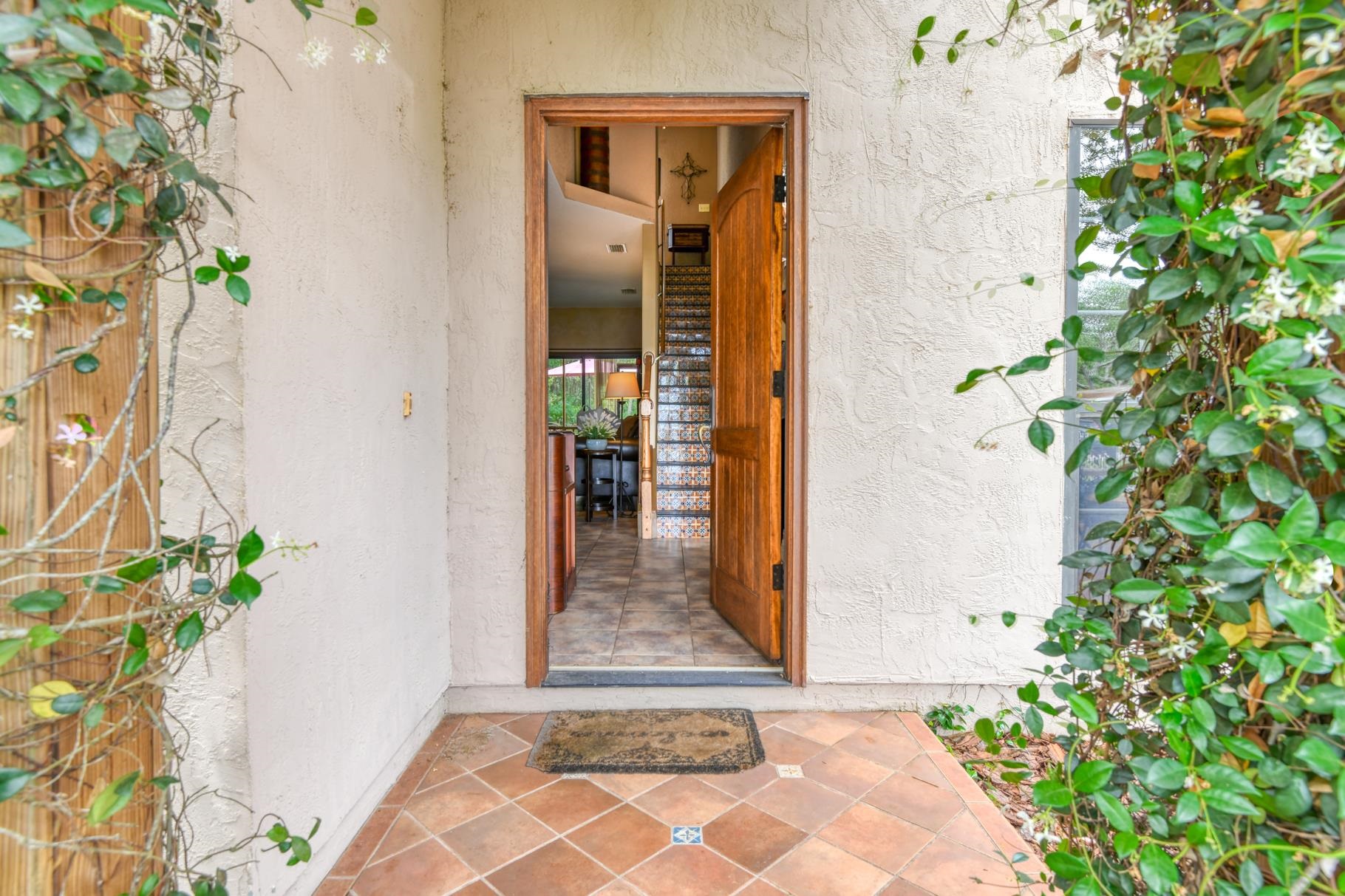 Image 4 of 50 For 998 Aragon Ave.