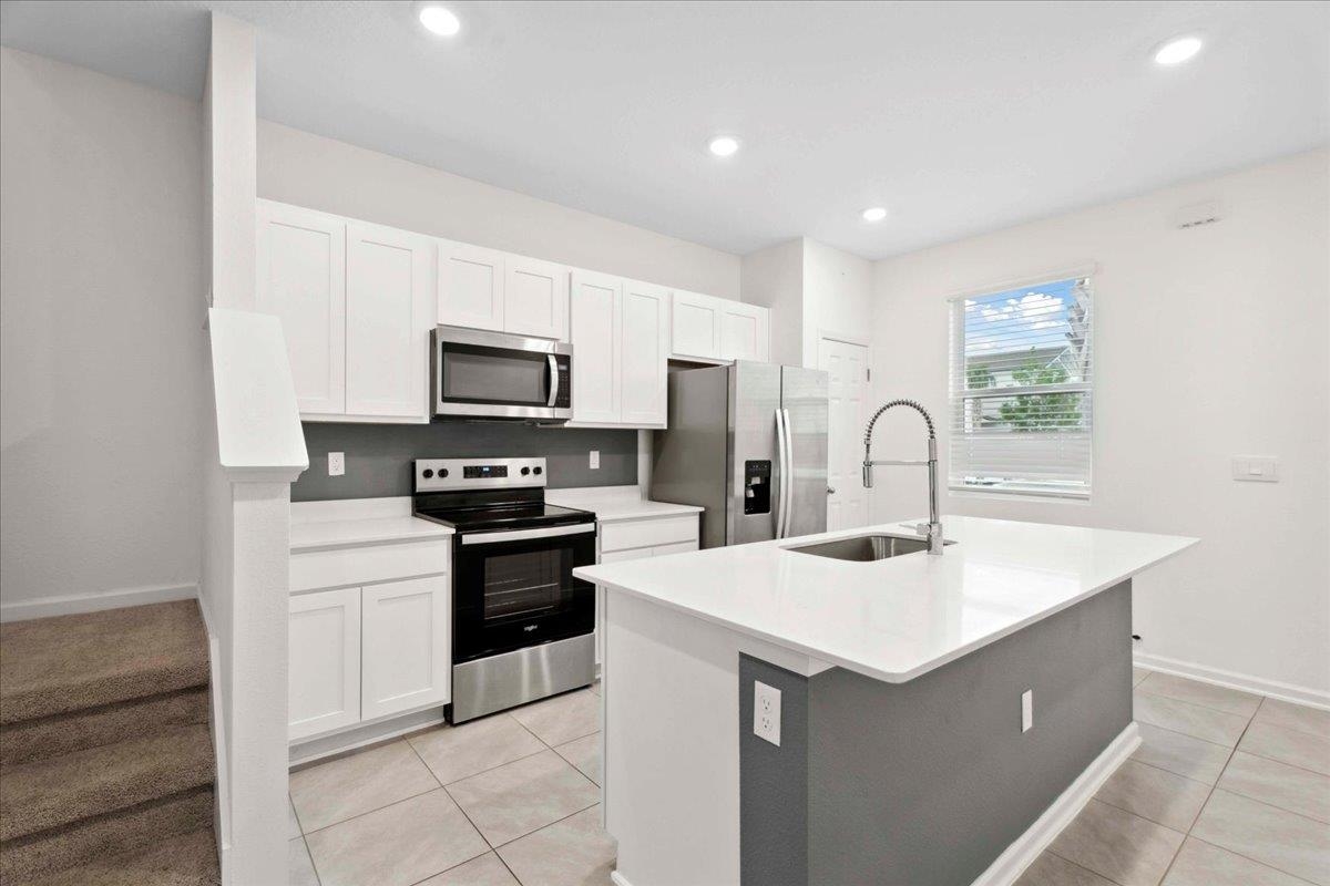 Image 17 of 38 For 180 Stonegate Ave