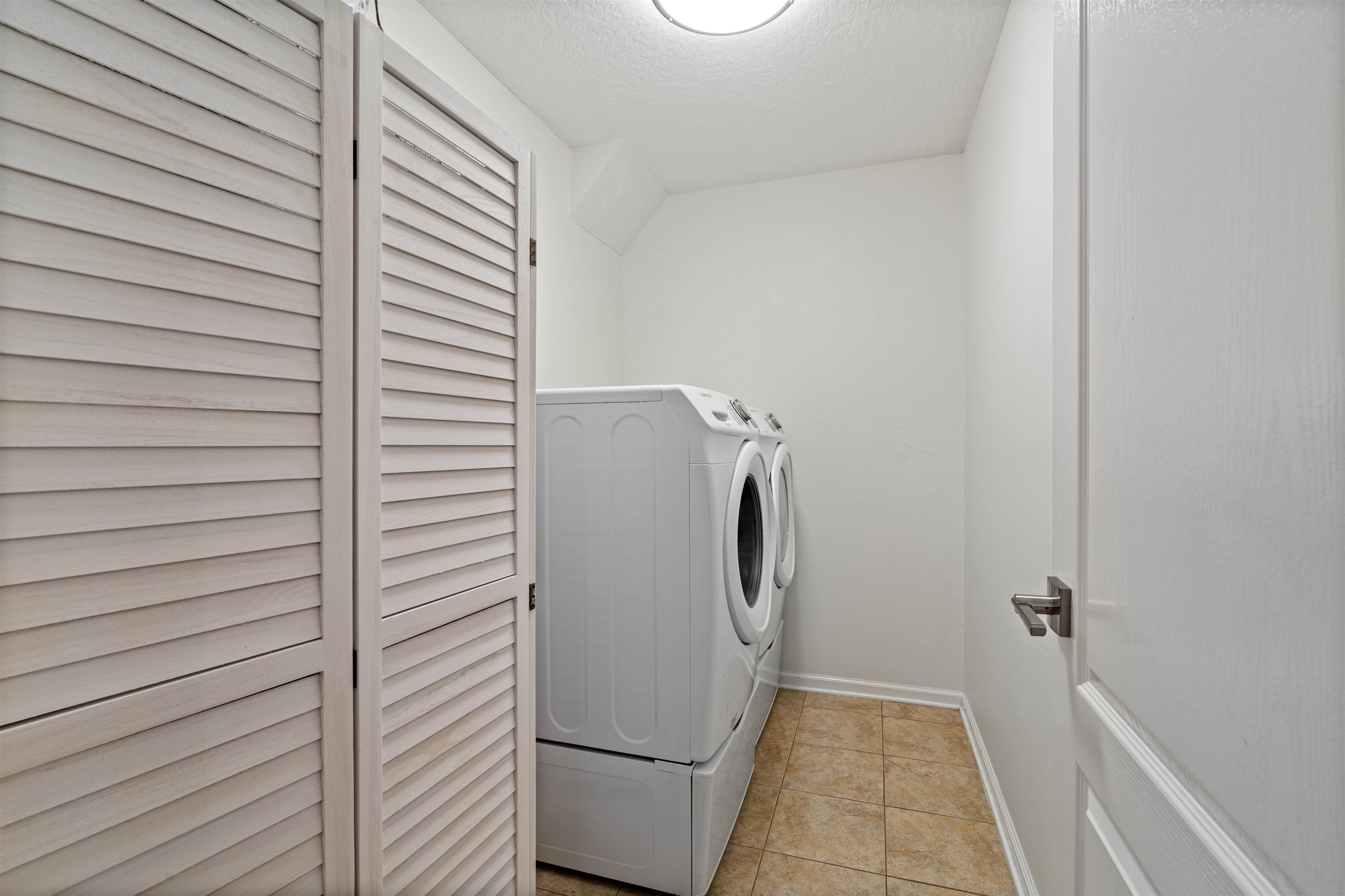 Image 25 of 52 For 271 Roaring Brook Dr