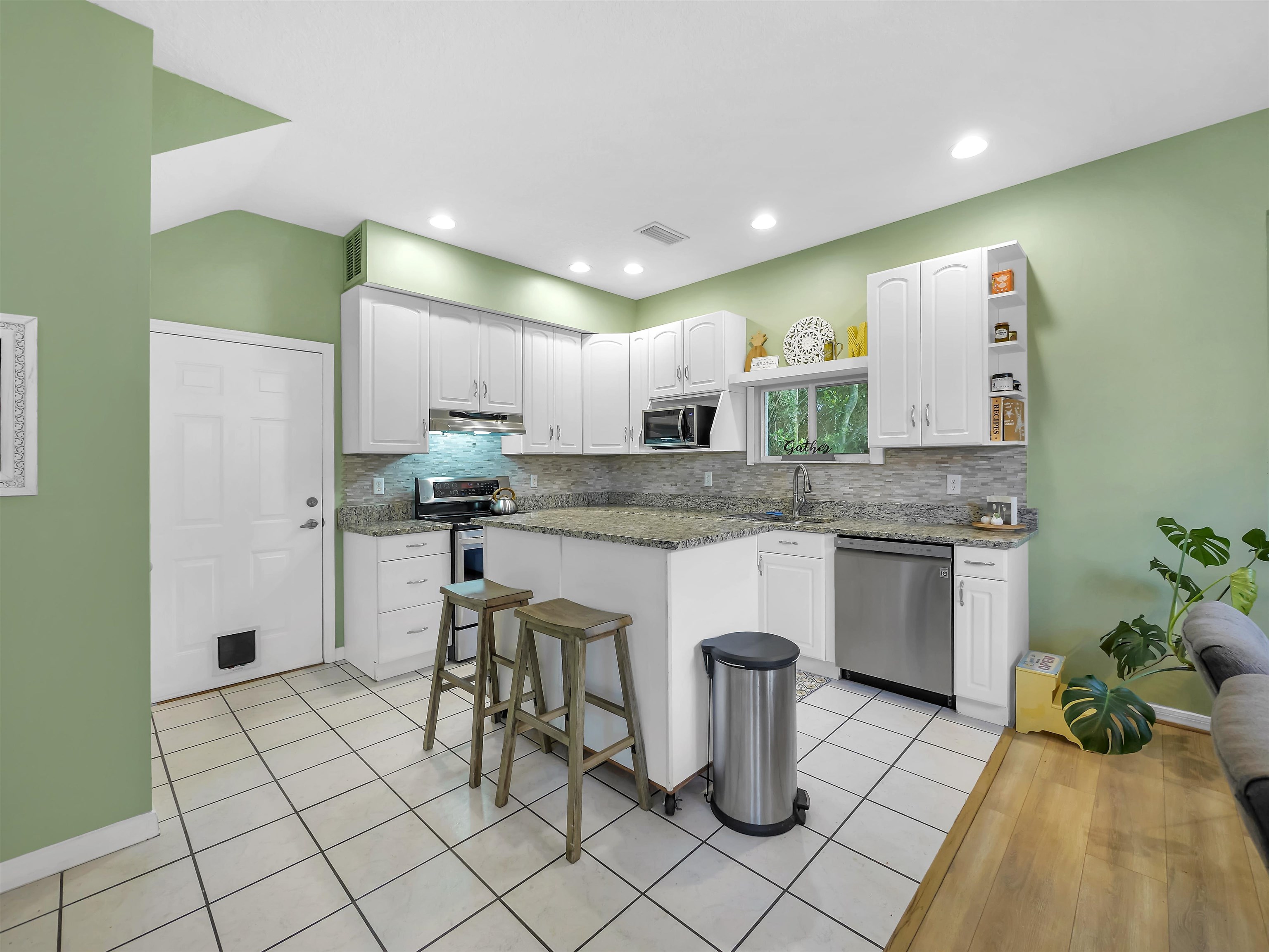 Image 10 of 40 For 10 Seminole Dr