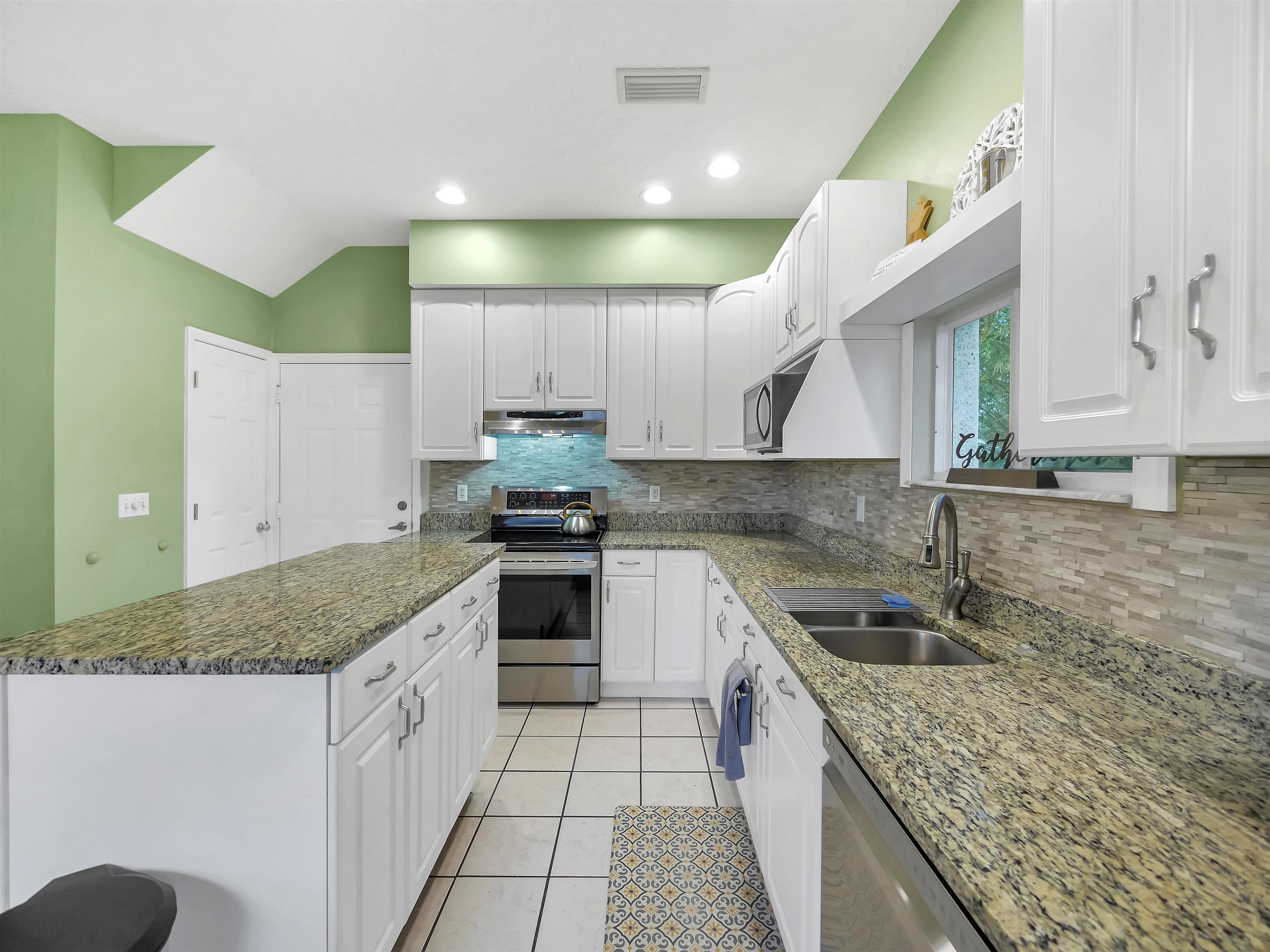 Image 12 of 40 For 10 Seminole Dr