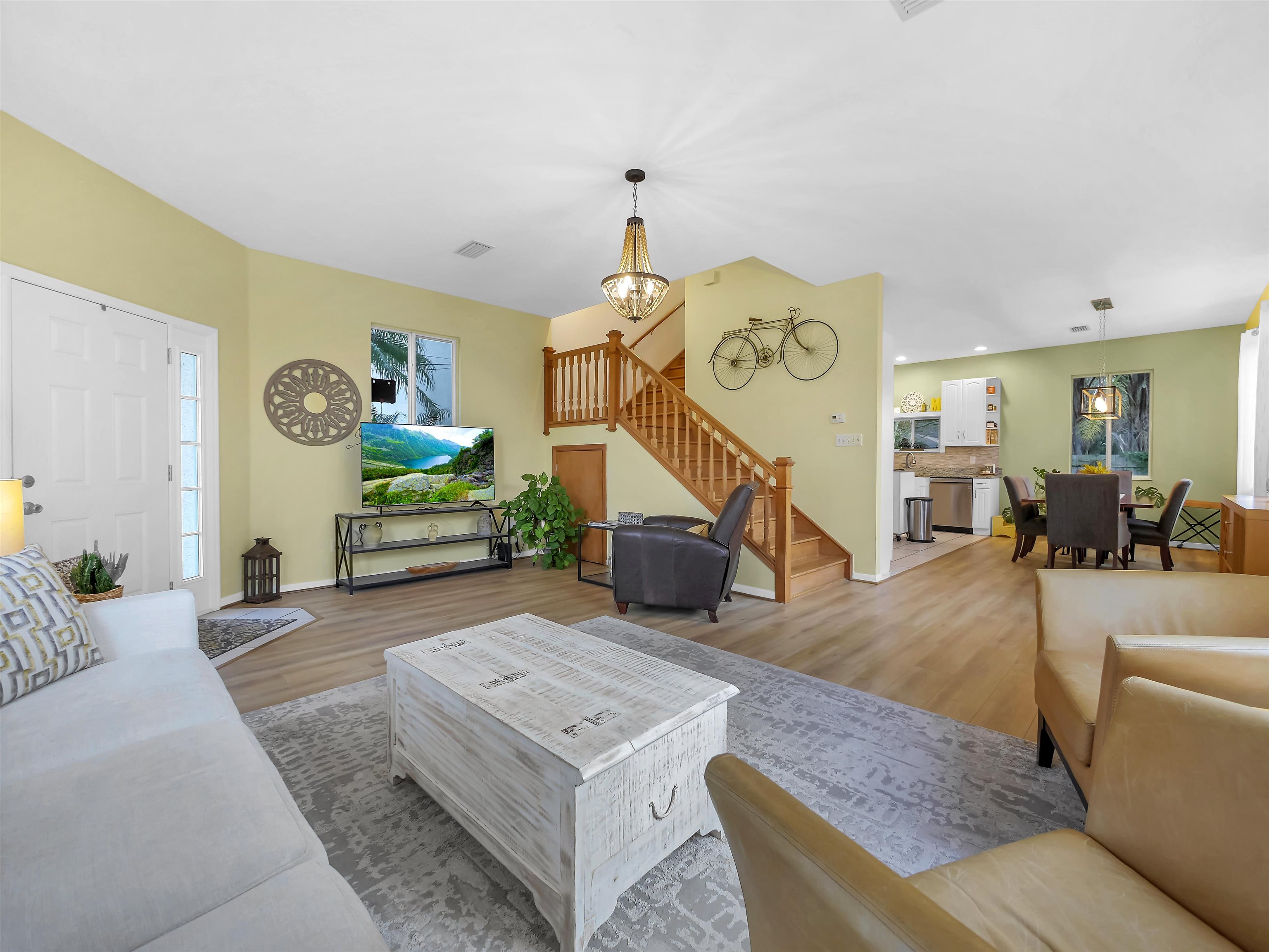 Image 5 of 40 For 10 Seminole Dr