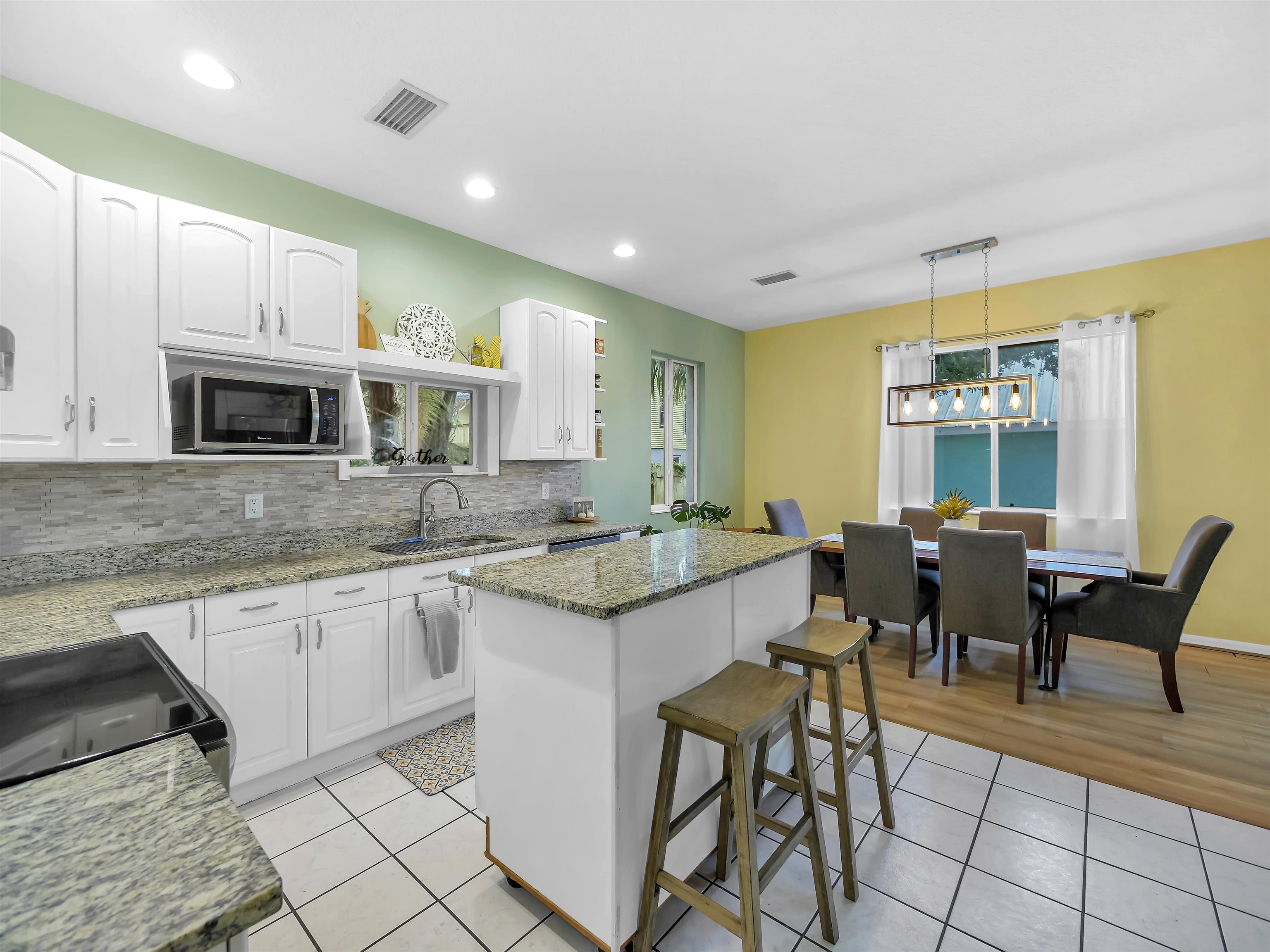Image 9 of 40 For 10 Seminole Dr